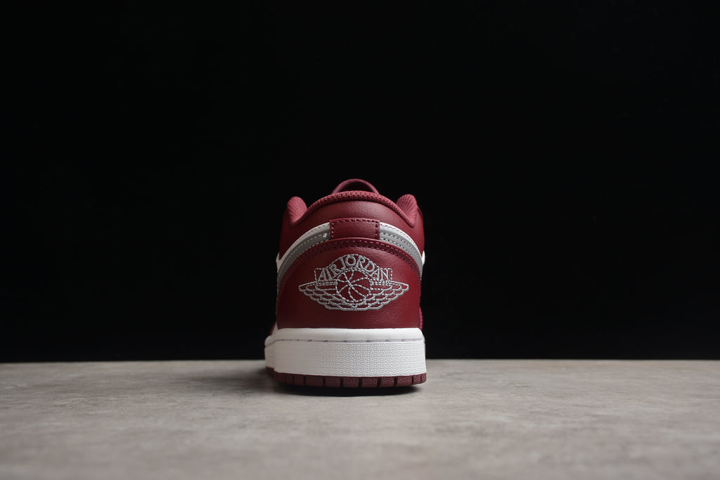 Jordan 1 Low – Granate / Blanco