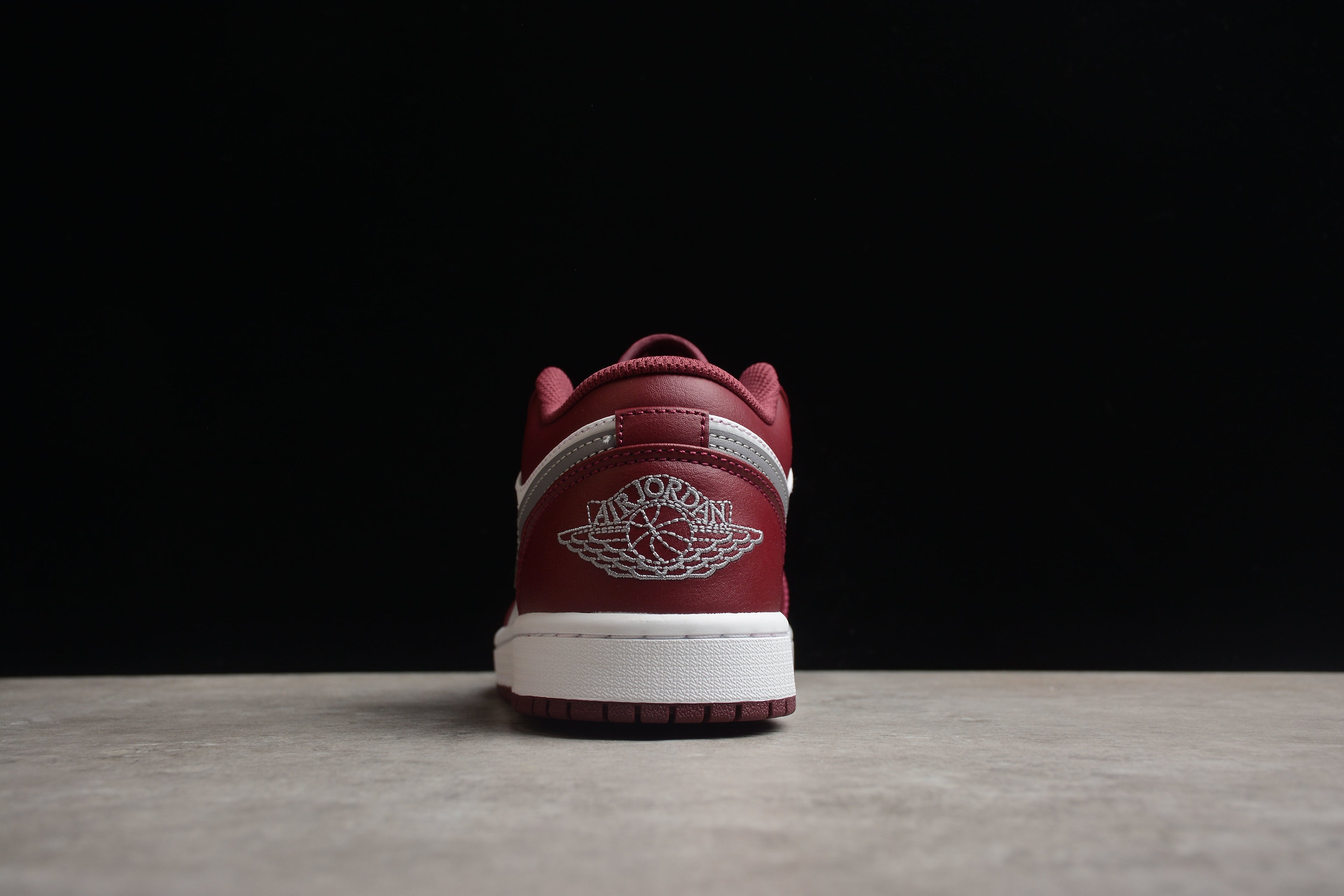 Jordan 1 Low – Granate / Blanco