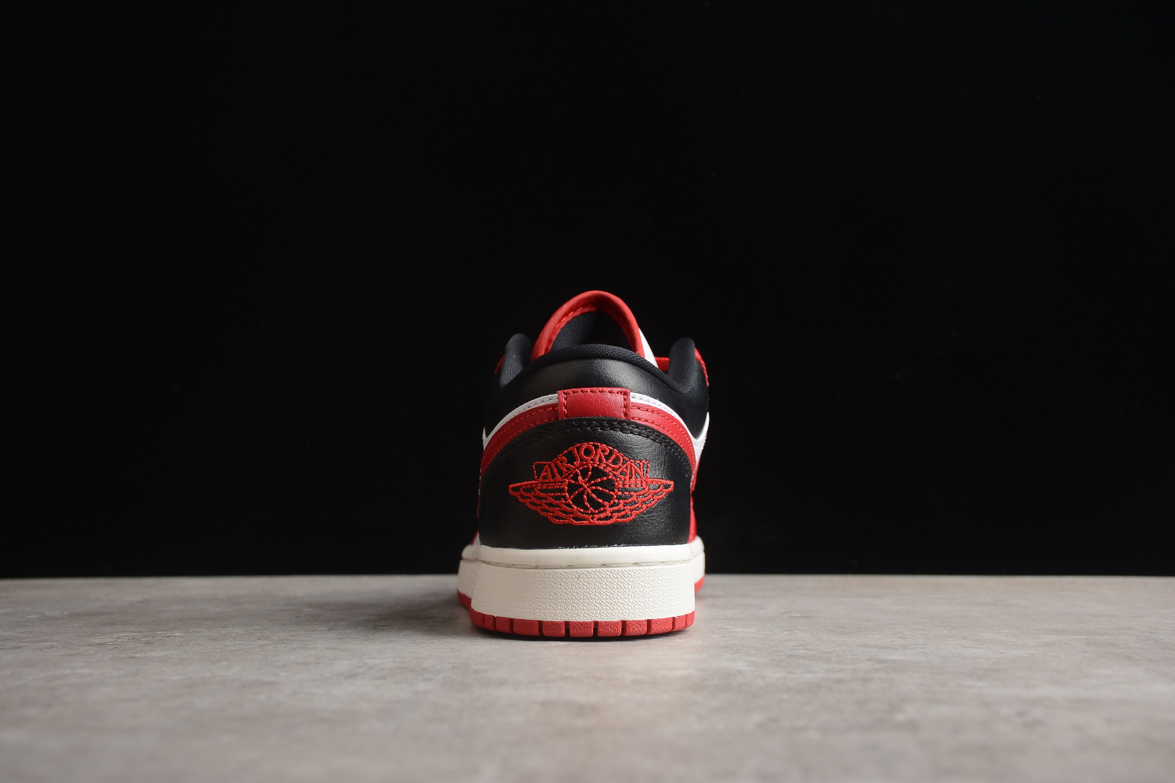 Jordan 1 Low – Rojo / Blanco / Negro