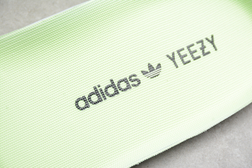 Adidas Yeezy 350 – Fluorescente