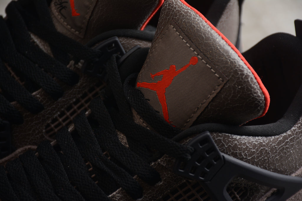 Air Jordan 4 – Marrón / Negro
