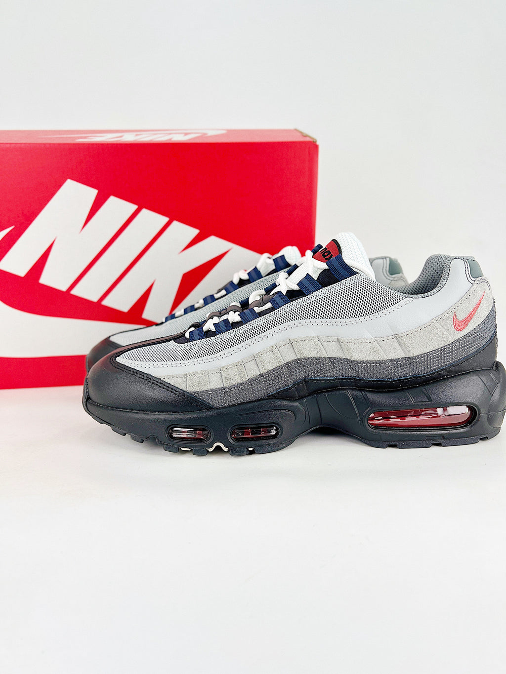 Air Max 95 – Negro / Gris / Rojo