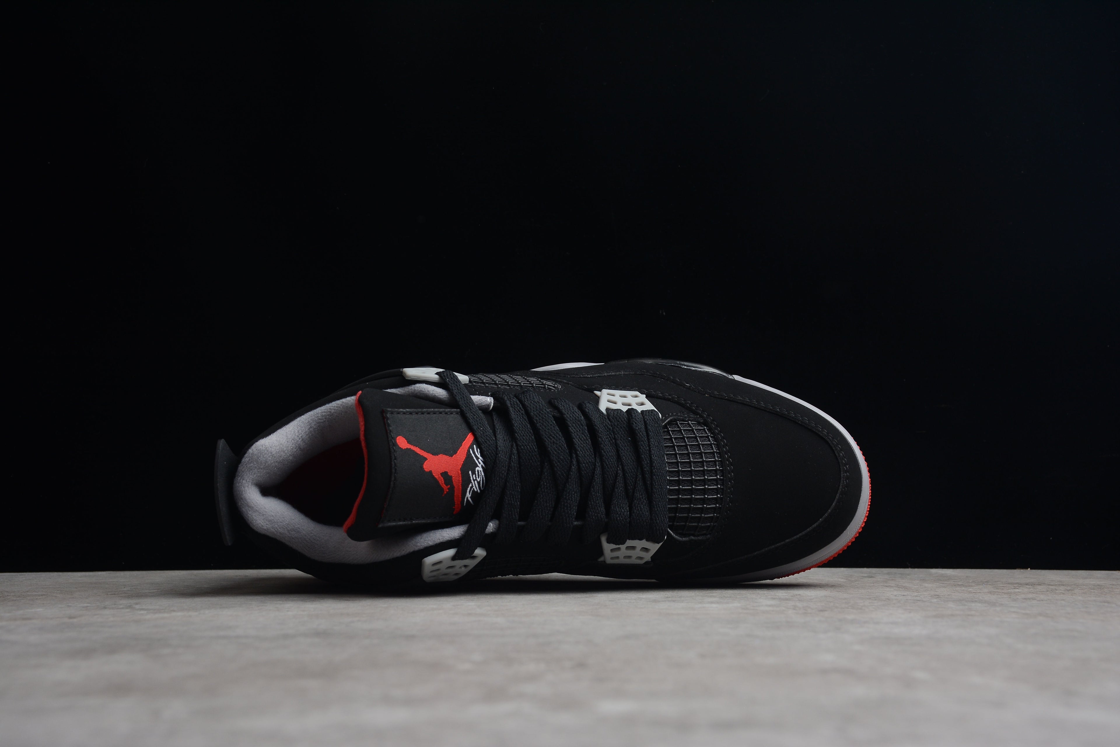 Air Jordan 4 – Negro / Gris / Rojo