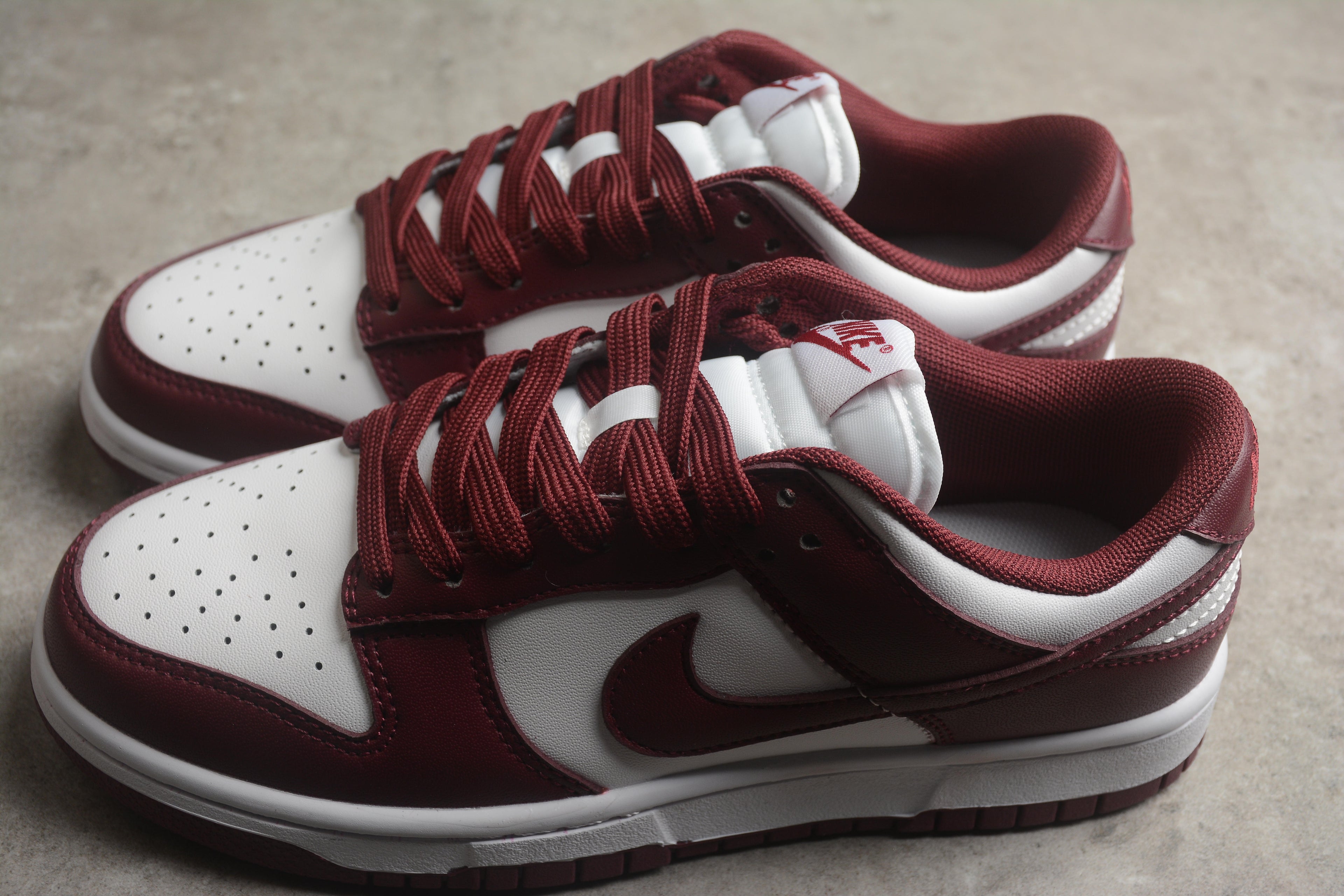Dunk SB – Granate / Blanco
