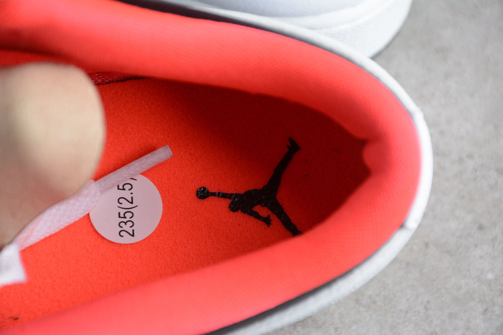 Jordan 1 Low – Blanco / Rosa / Negro