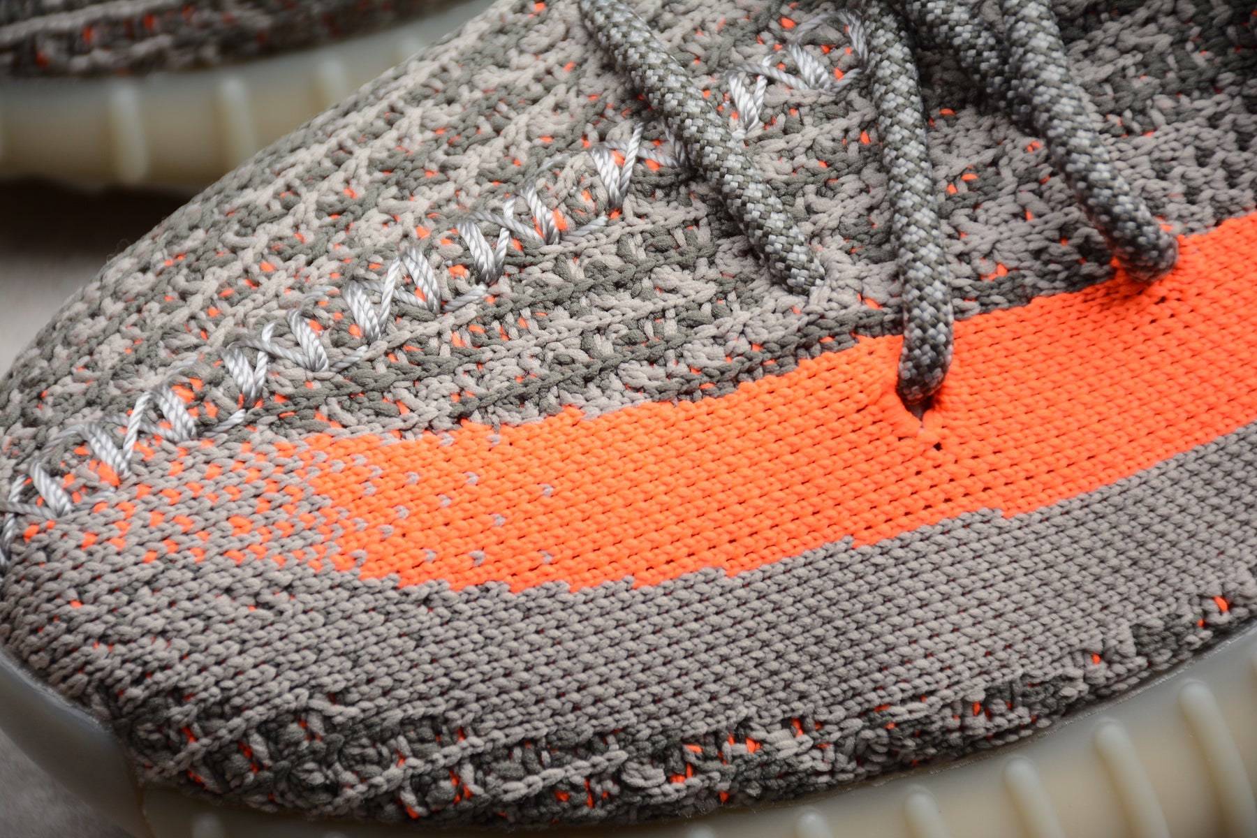 Adidas Yeezy 350 – Gris / Negro / Naranja