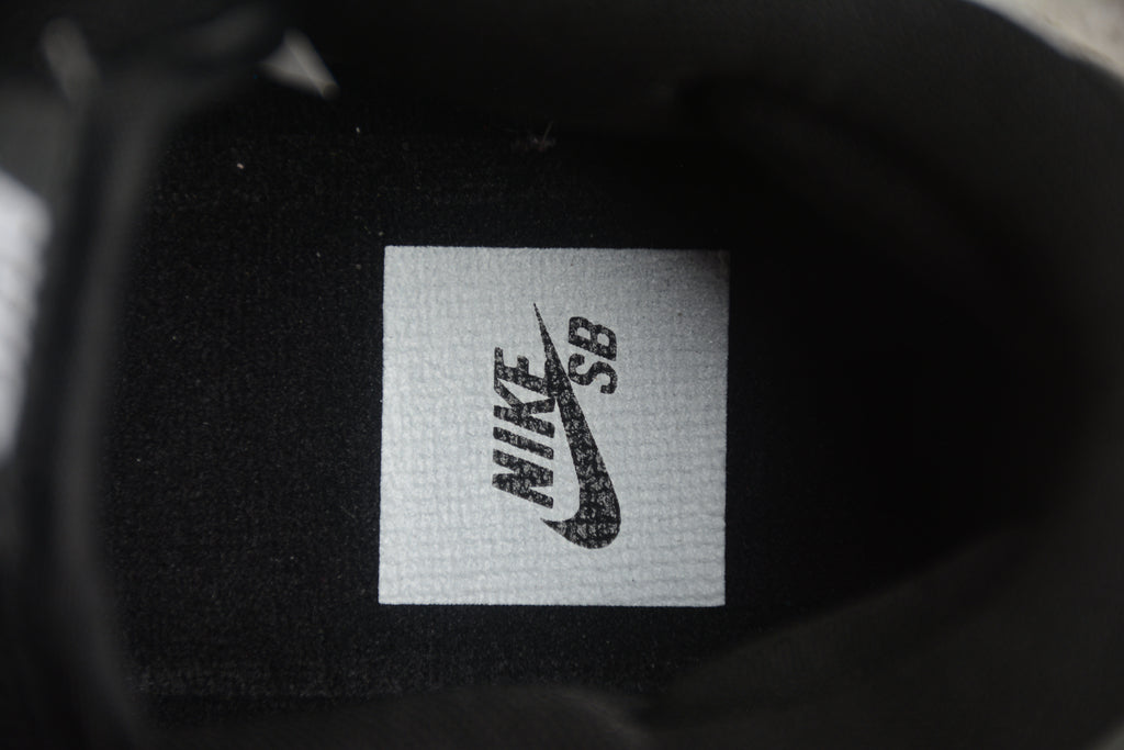 Dunk SB – Gris Oscuro / Blanco