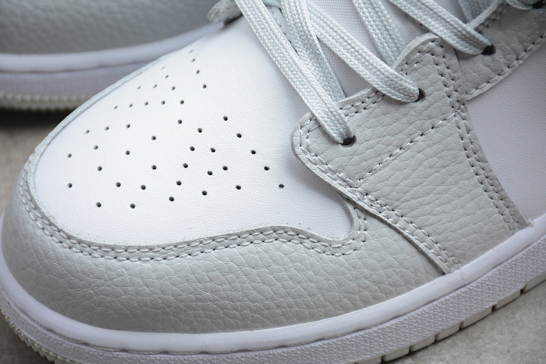 Air Jordan 1 Mid – Gris Claro / Blanco