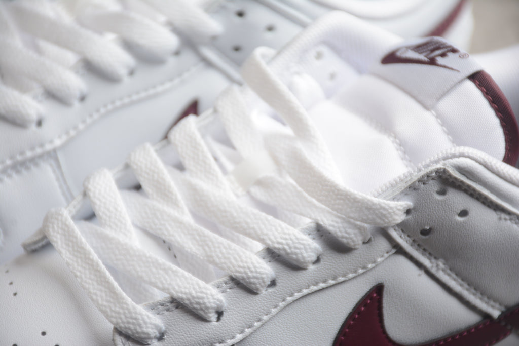 Dunk SB – Blanco / Granate