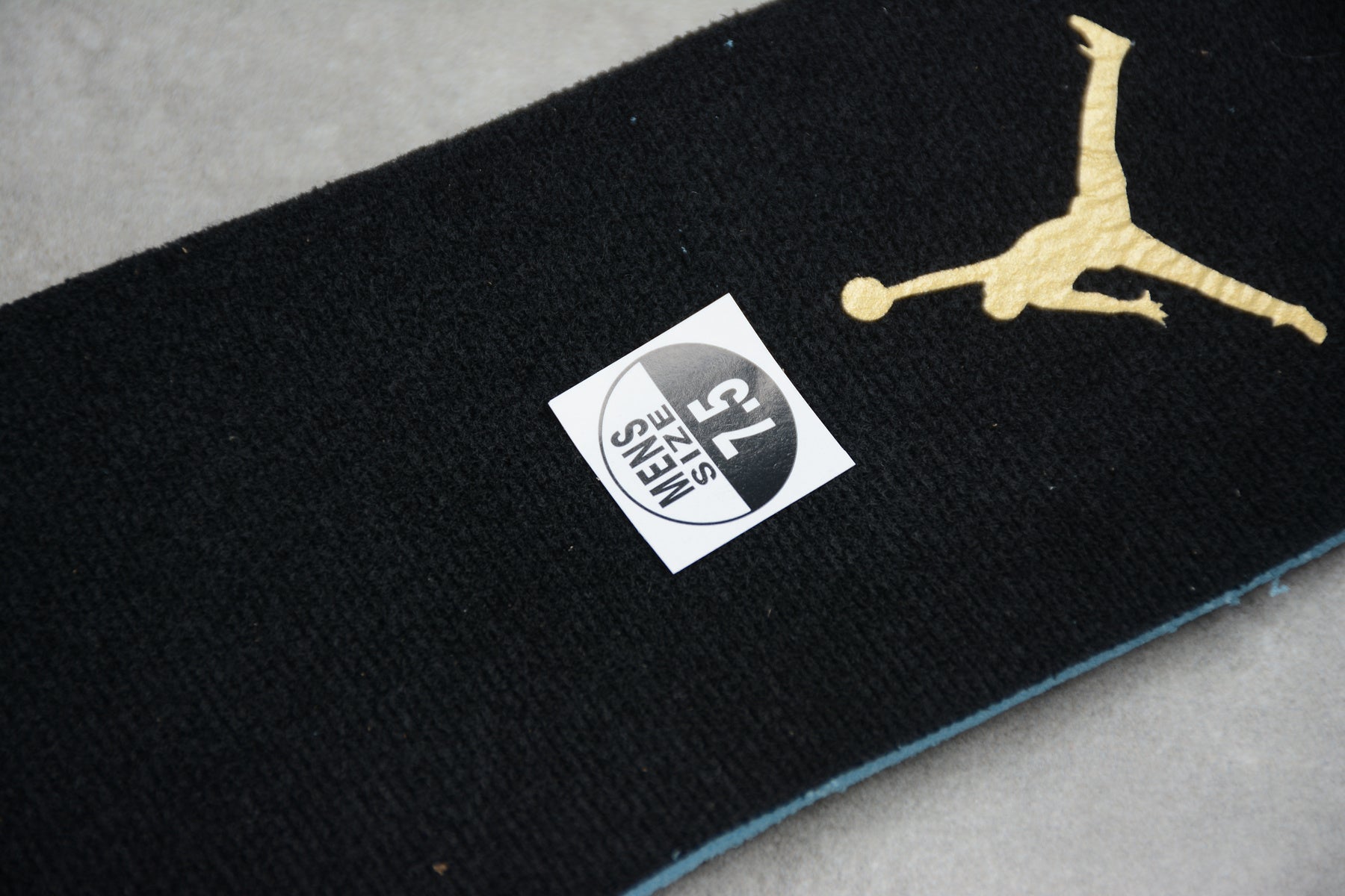 Air Jordan 1 Mid – Negro / Dorado