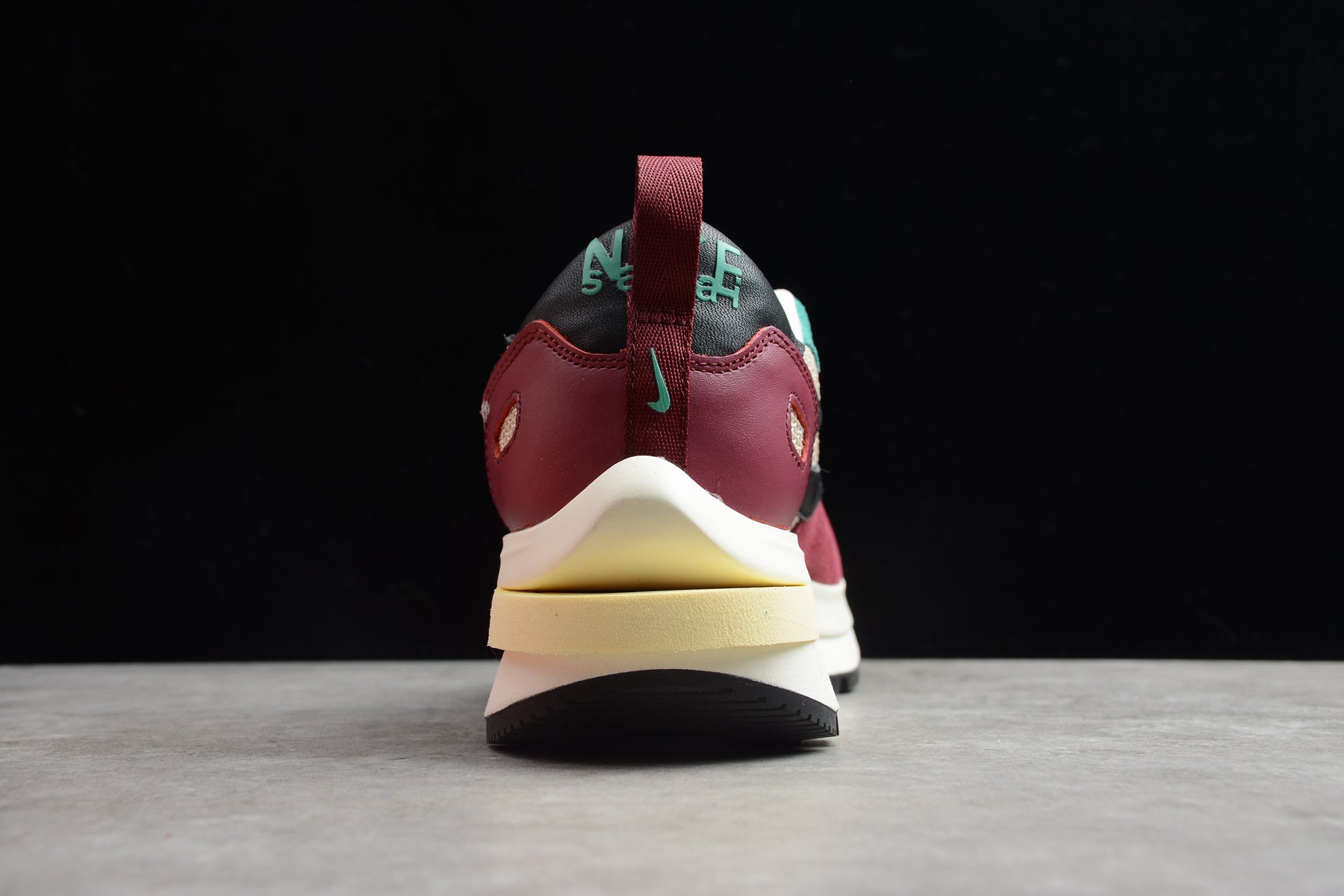 Sacai x VaporWaffle – Rojo / Beigie / Verde