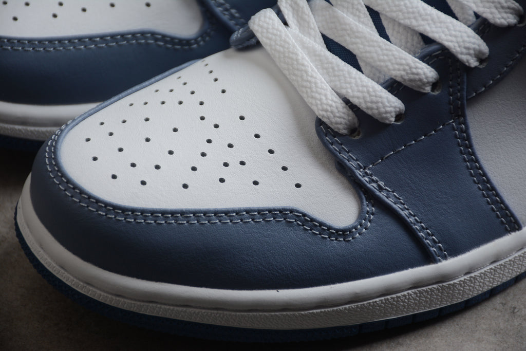 Jordan 1 Low – Azul Oscuro / Blanco