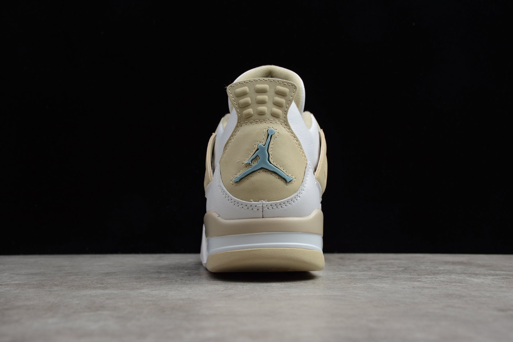 Air Jordan 4 – Blanco / Beige