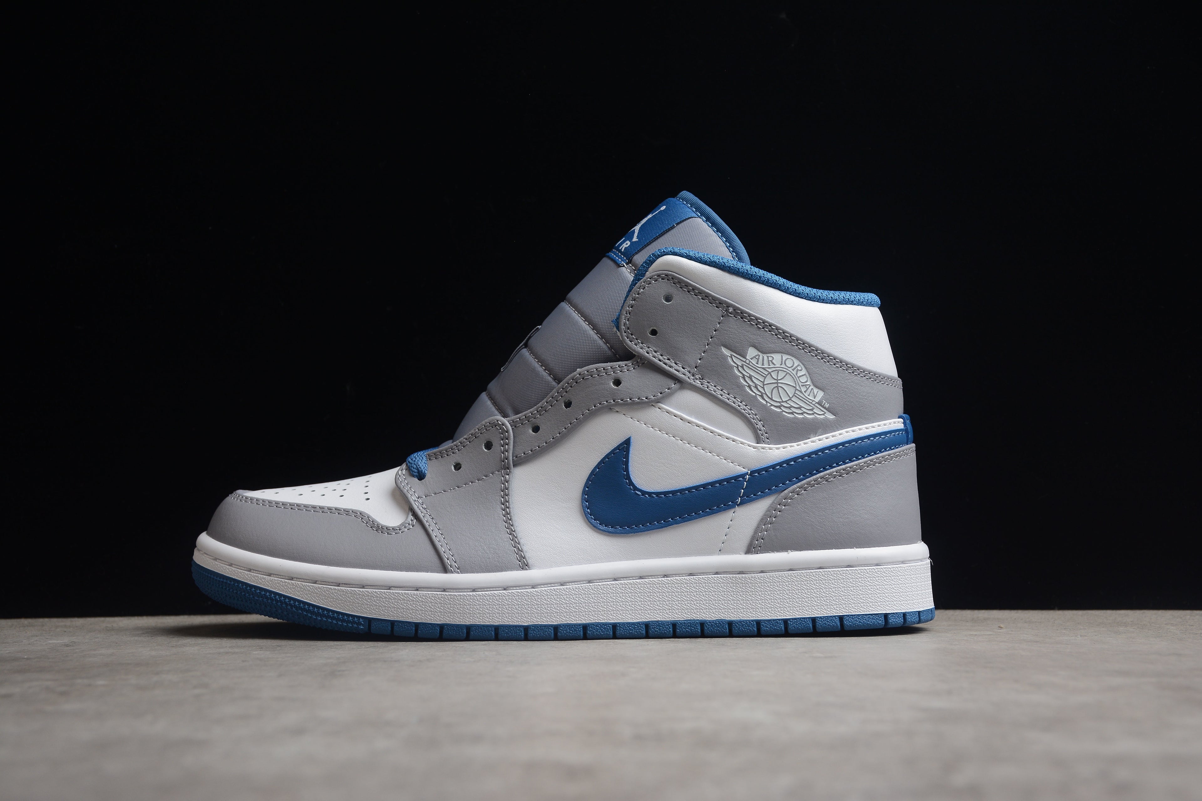 Air Jordan 1 Mid – Blanco / Gris