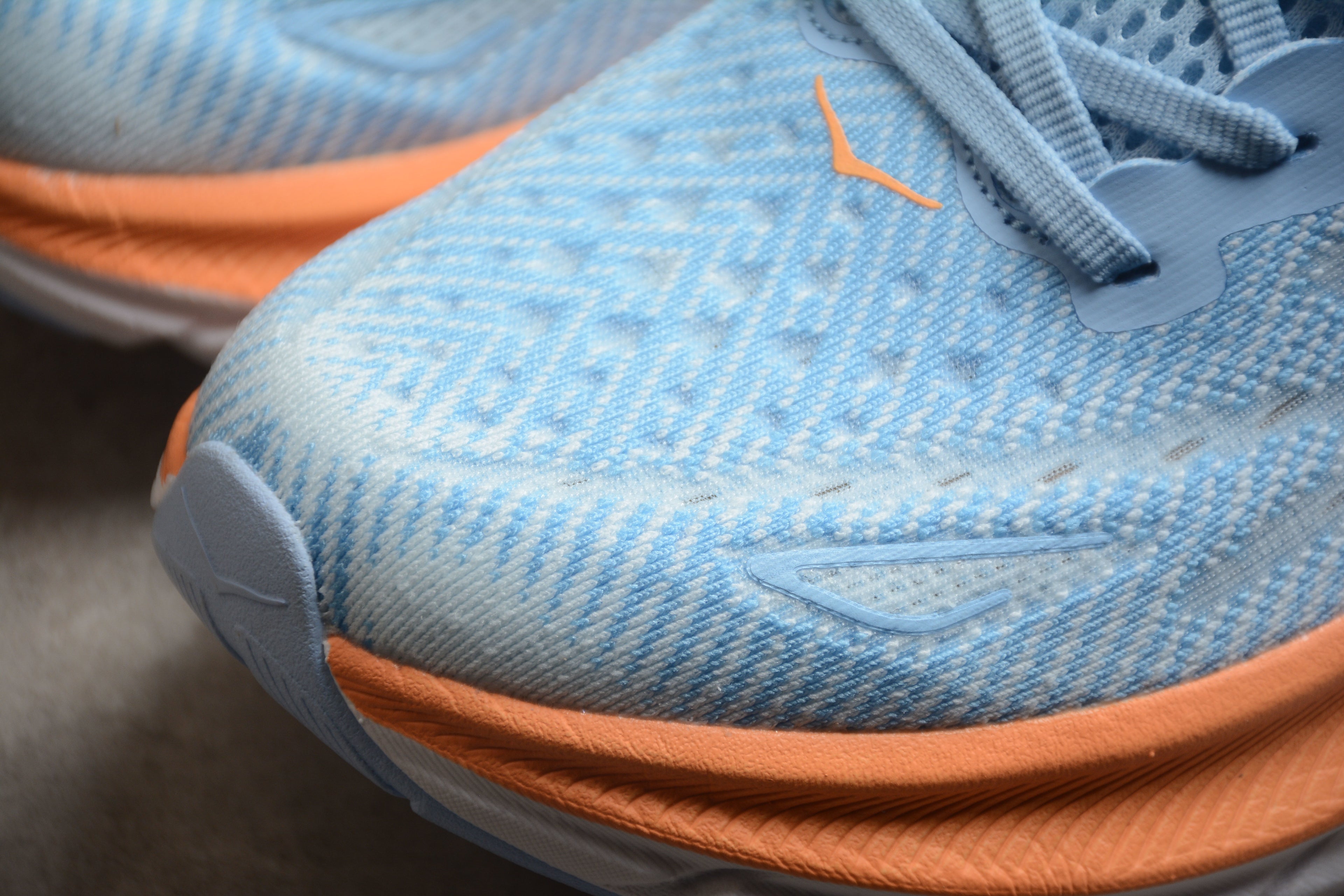Hoka Clifton 9 – Azul Claro / Naranja
