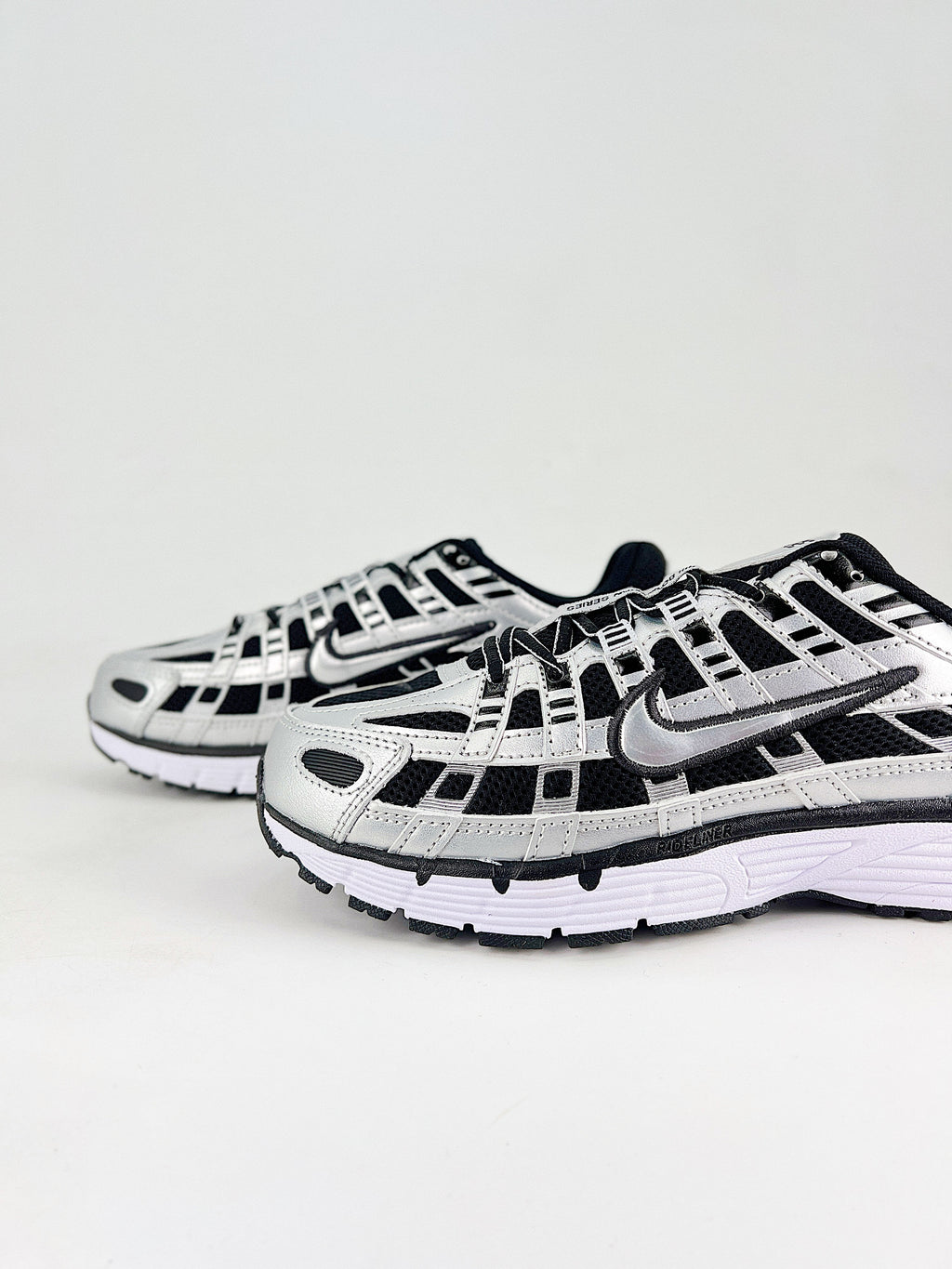 P-6000 – Gris / Negro / Blanco