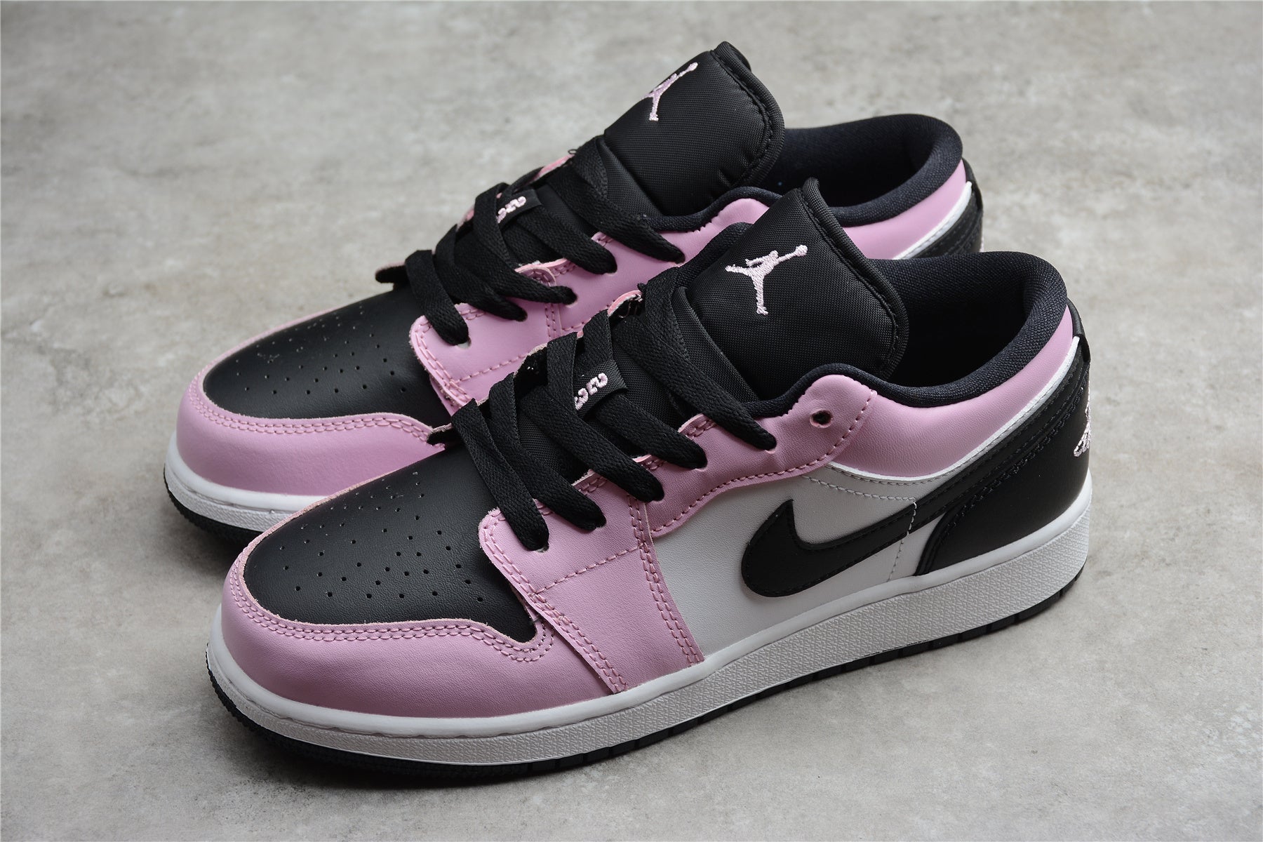 Jordan 1 Low – Rosa / Negro