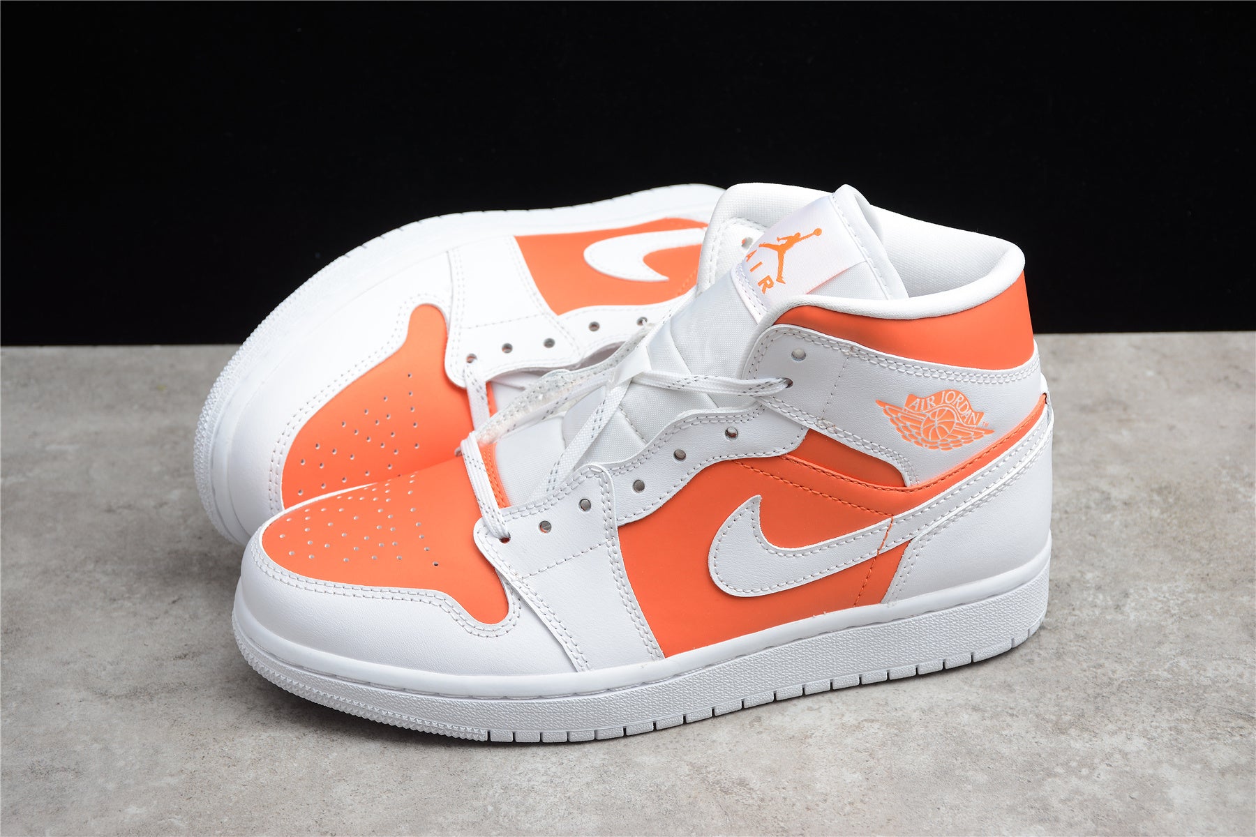 Air Jordan 1 Mid – Blanco / Naranja