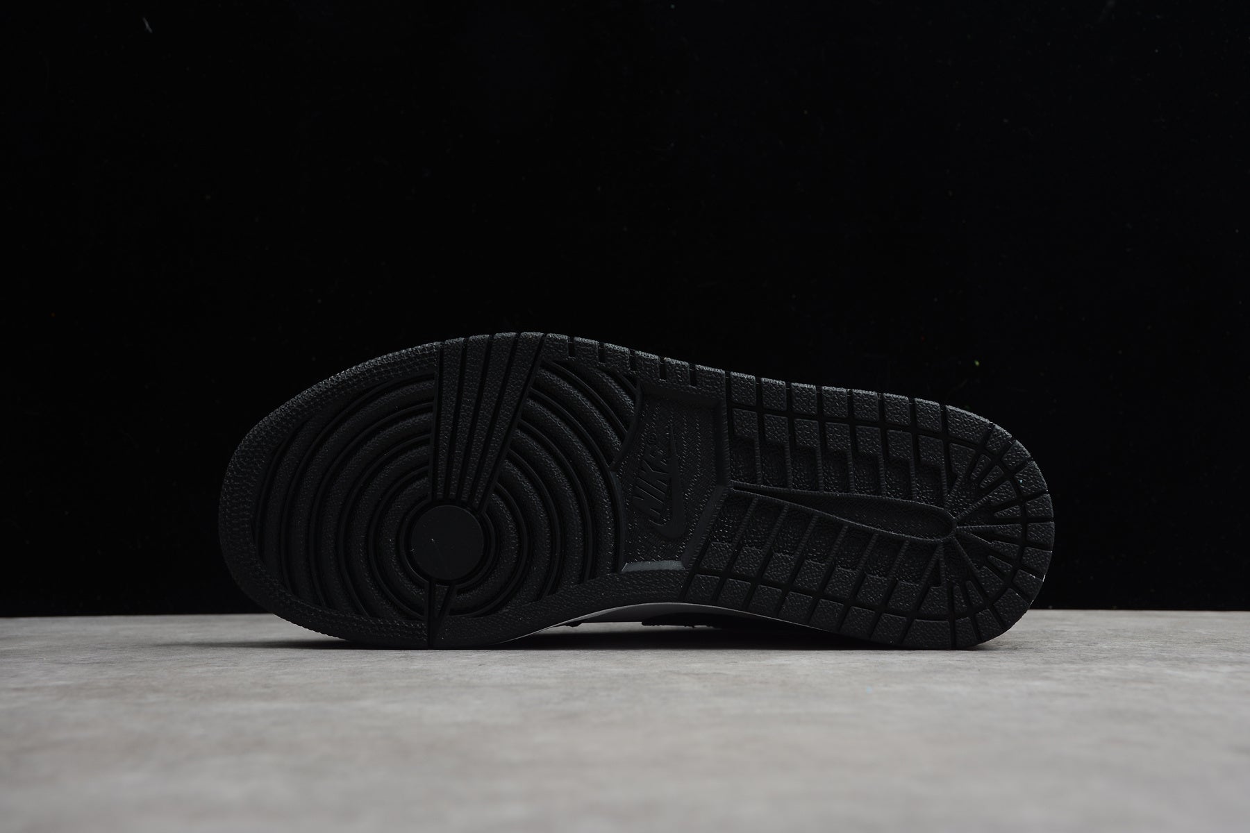 Jordan 1 Low – Negro / Dorado