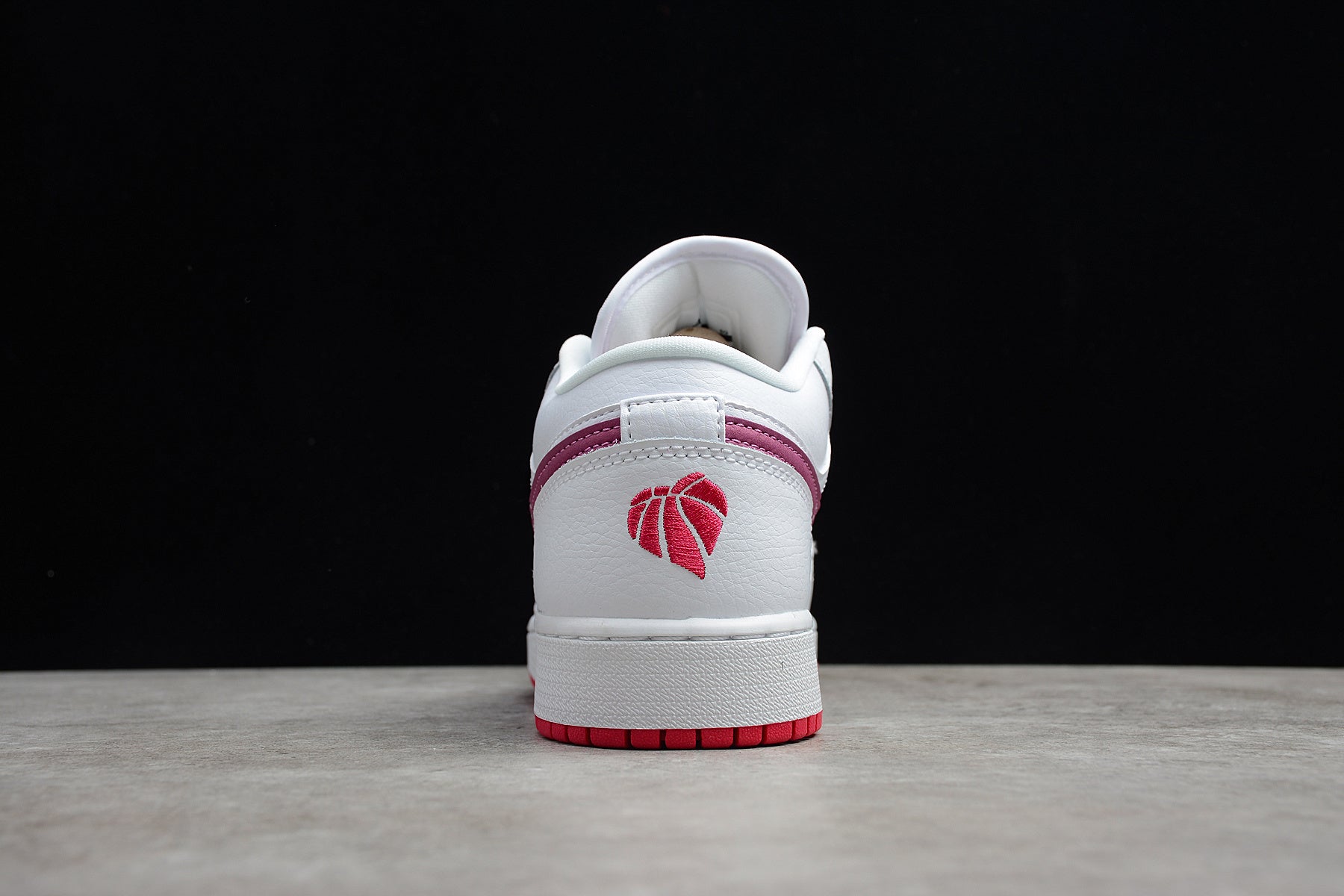 Jordan 1 Low – Blanco / Rosa