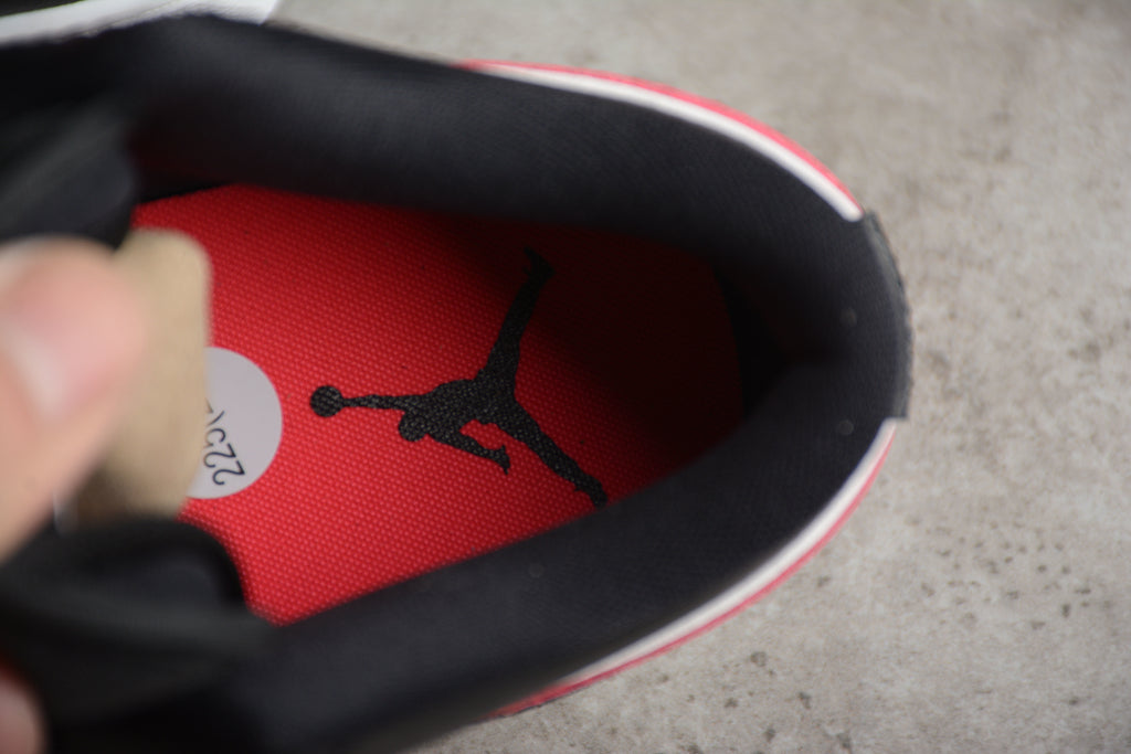 Jordan 1 Low – Negro / Blanco / Rosa