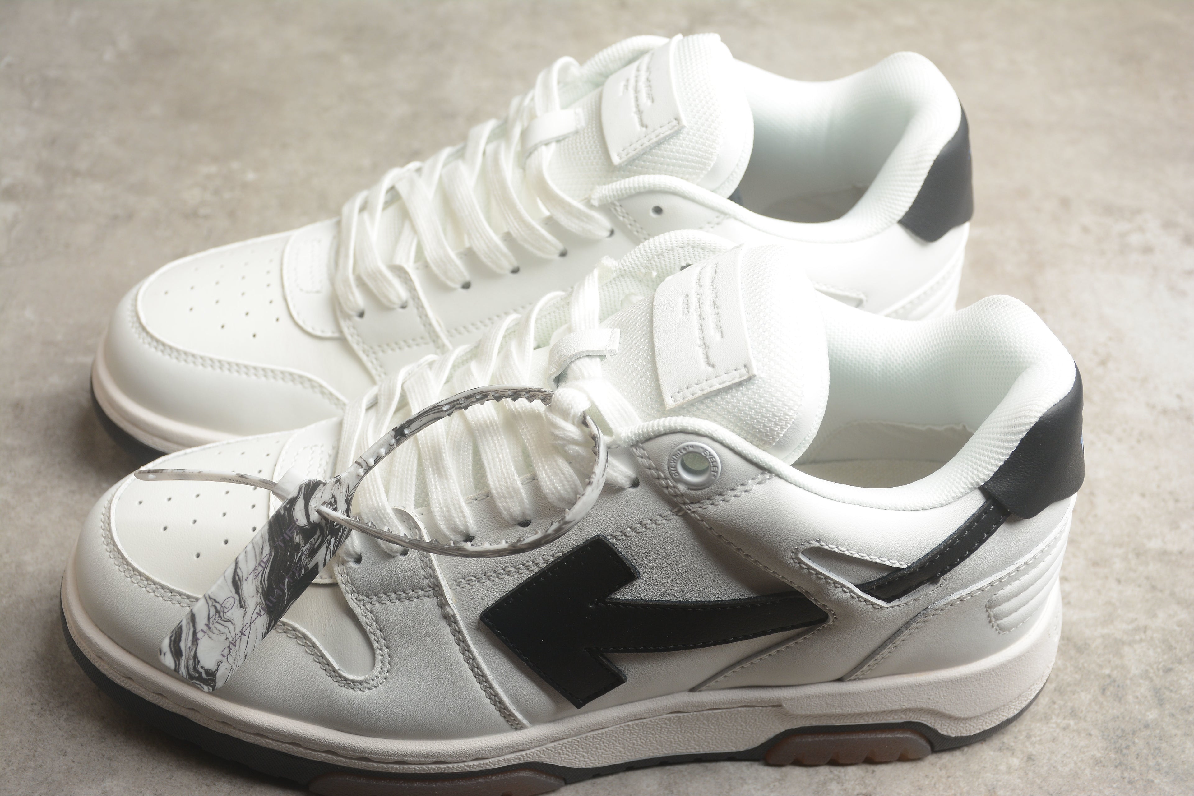 Off-White – Blanco / Negro