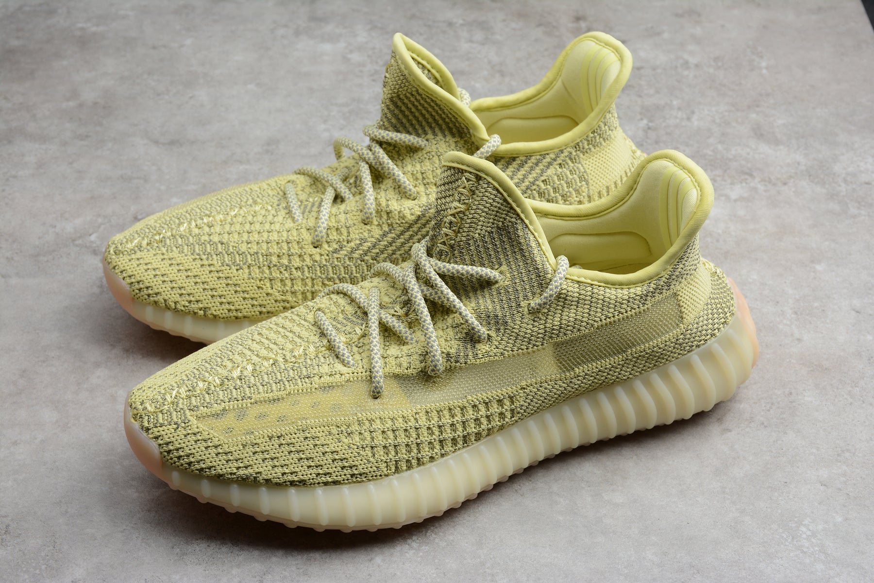 Adidas Yeezy 350 – Amarillo / Gris