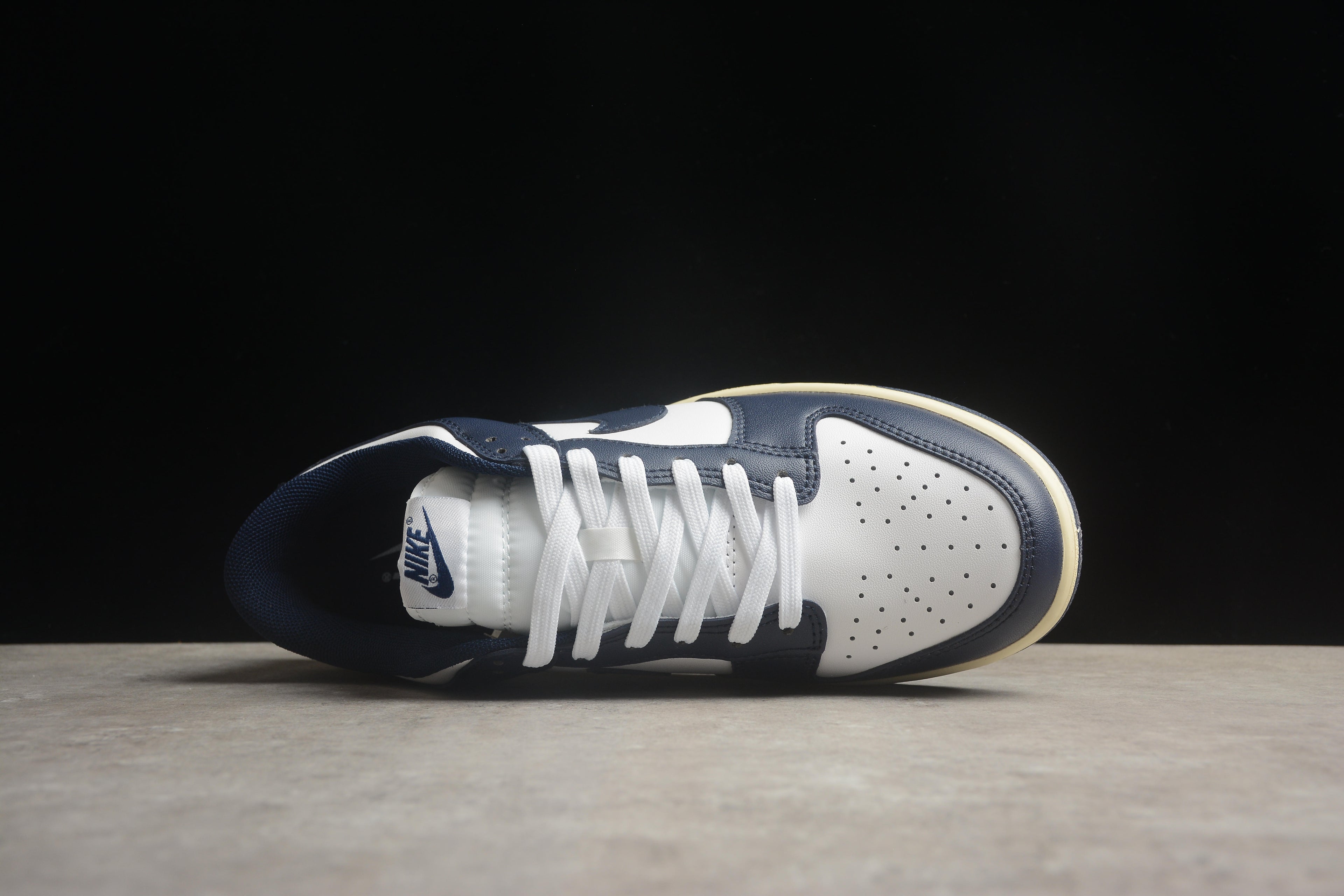 Dunk SB – Azul Oscuro / Blanco