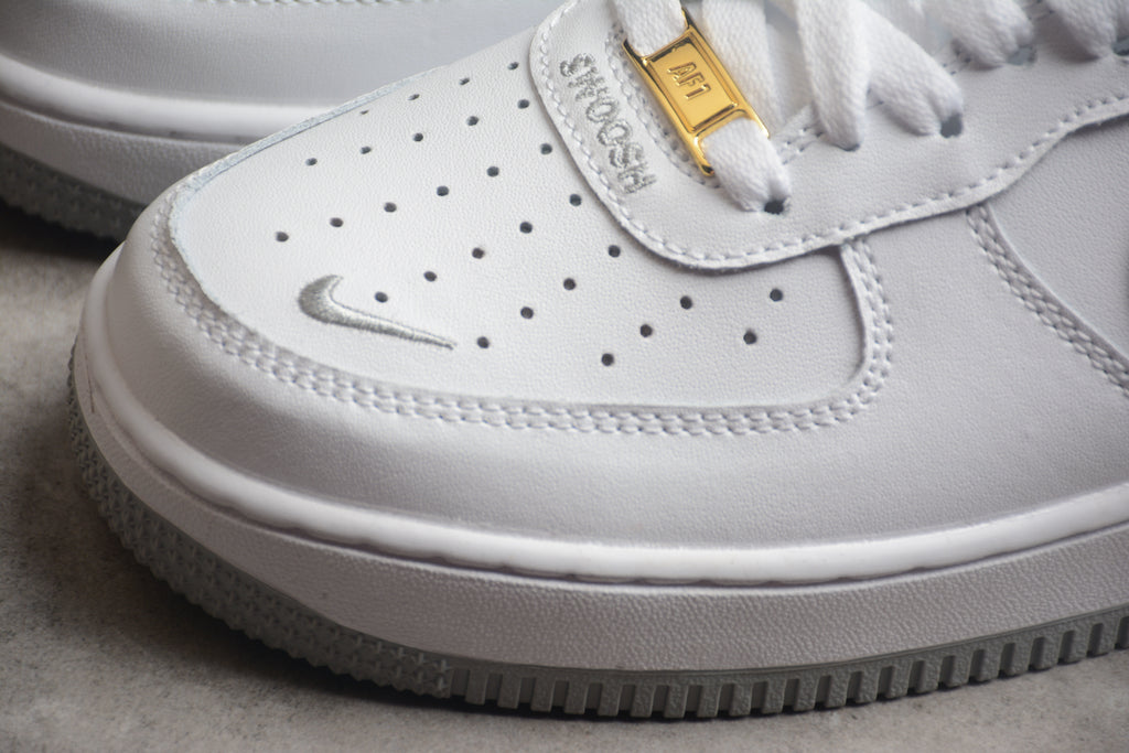 Nike Air Force 1 Low – Blanco / Gris Claro