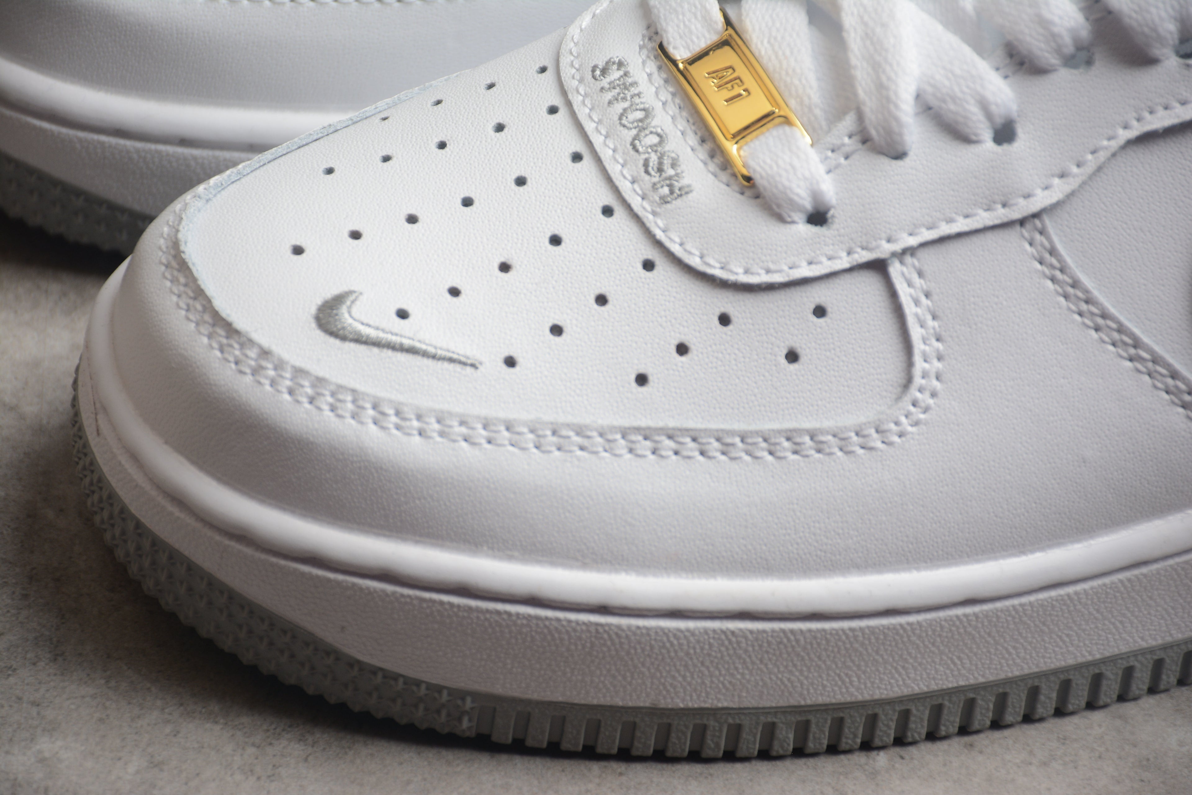 Nike Air Force 1 Low – Blanco / Gris Claro