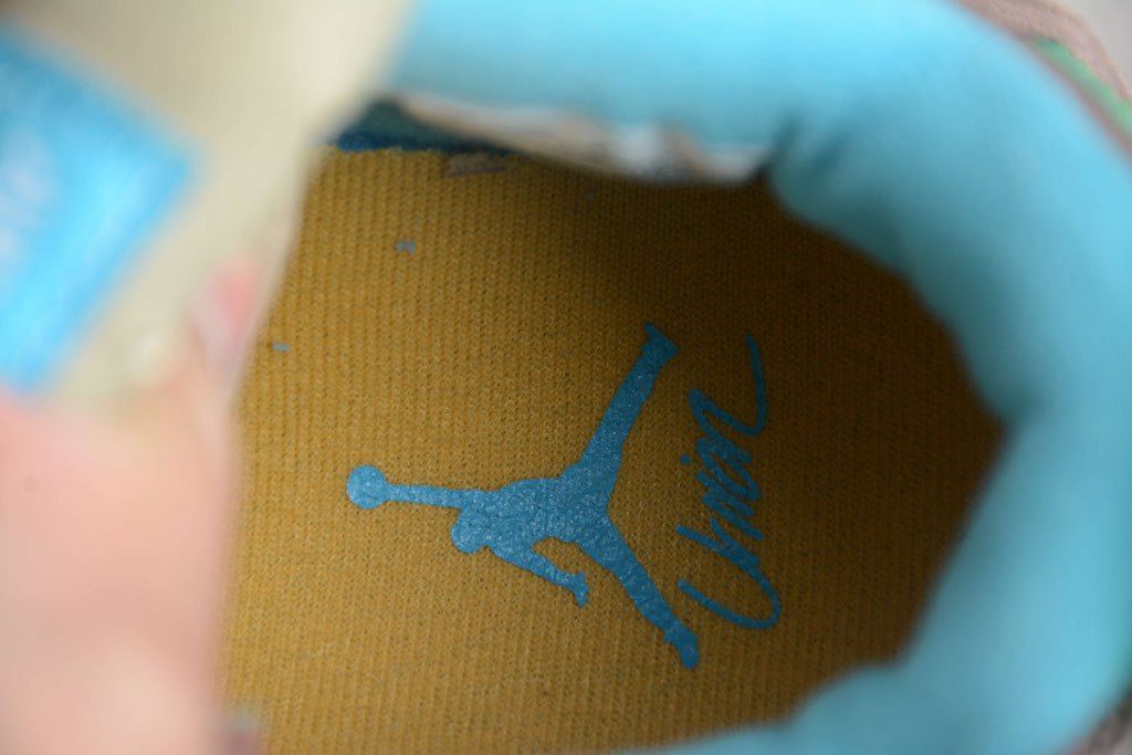 Air Jordan 4 – Marrón / Beige