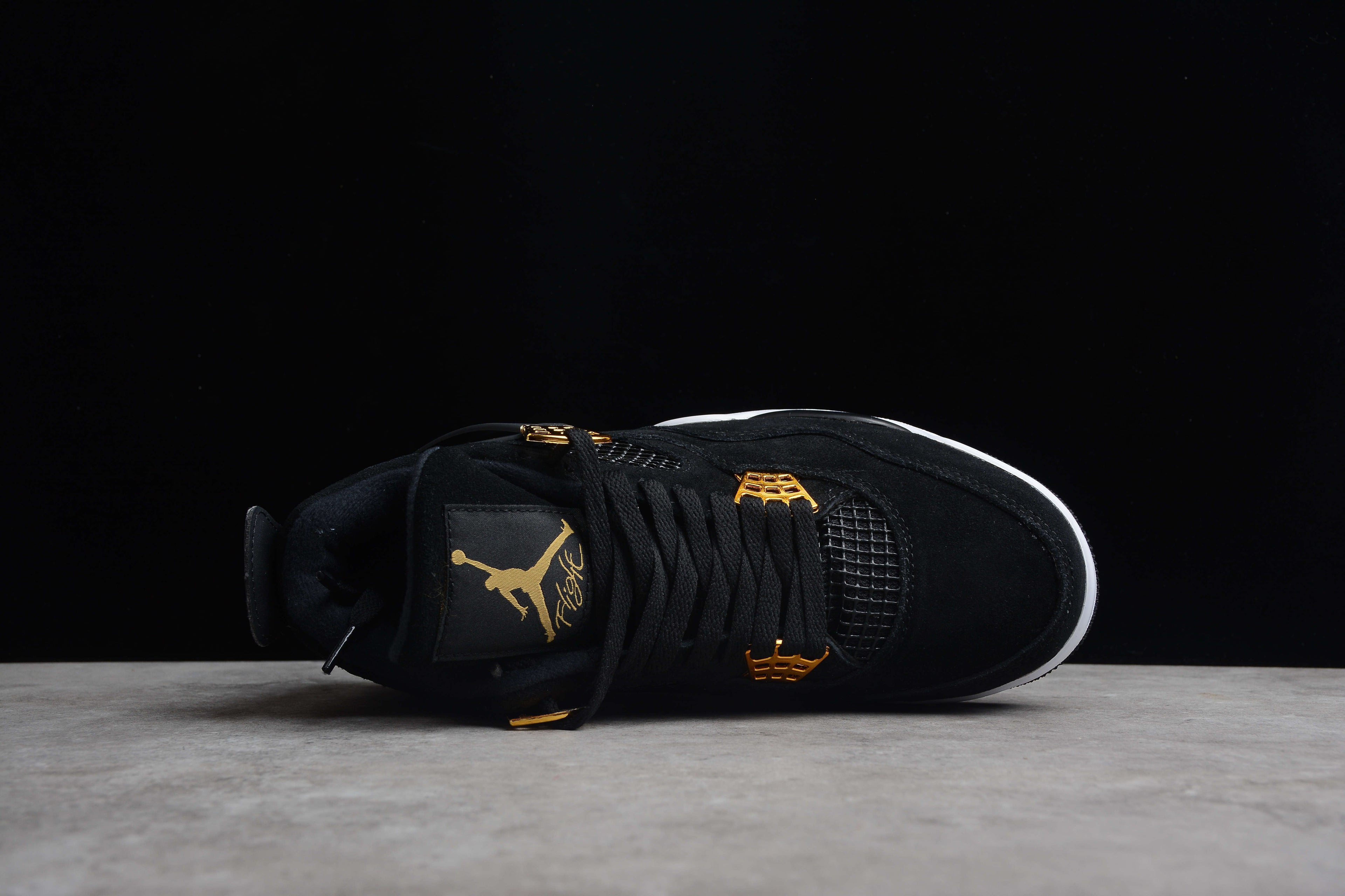 Air Jordan 4 – Negro / Dorado