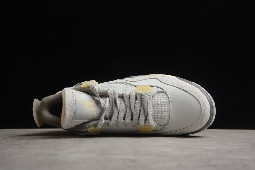 Air Jordan 4 – Gris / Beige