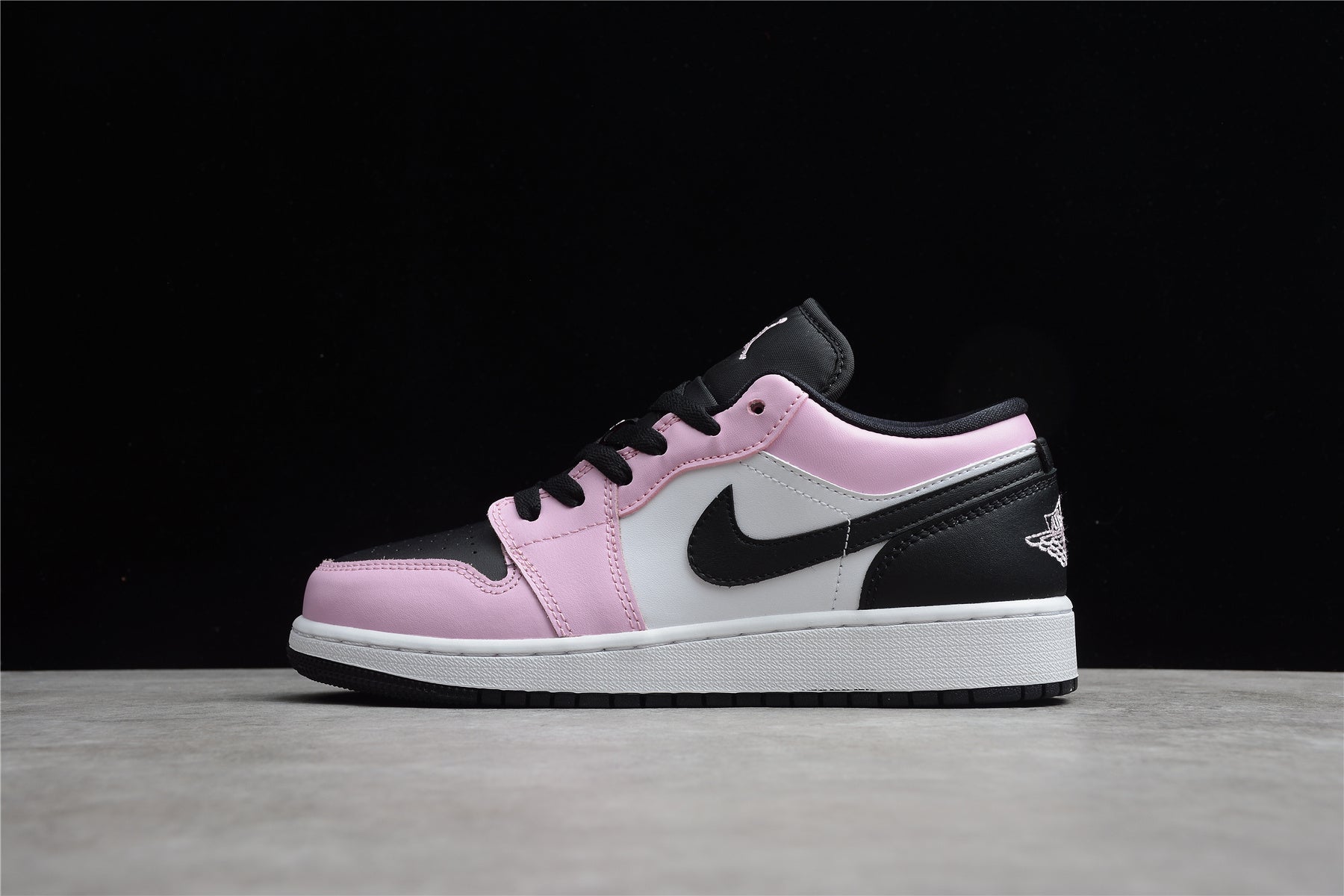 Jordan 1 Low – Rosa / Negro