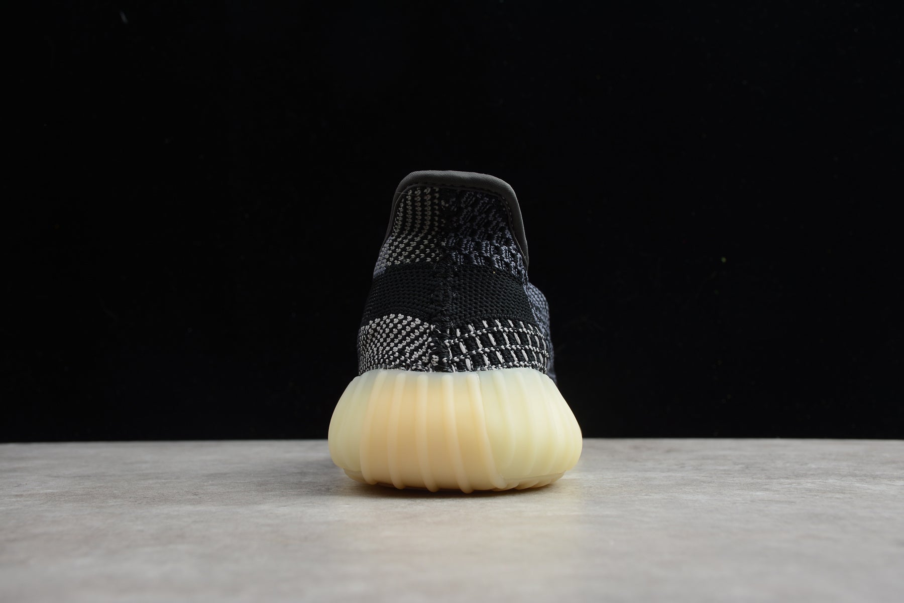 Adidas Yeezy 350 – Negro / Beige