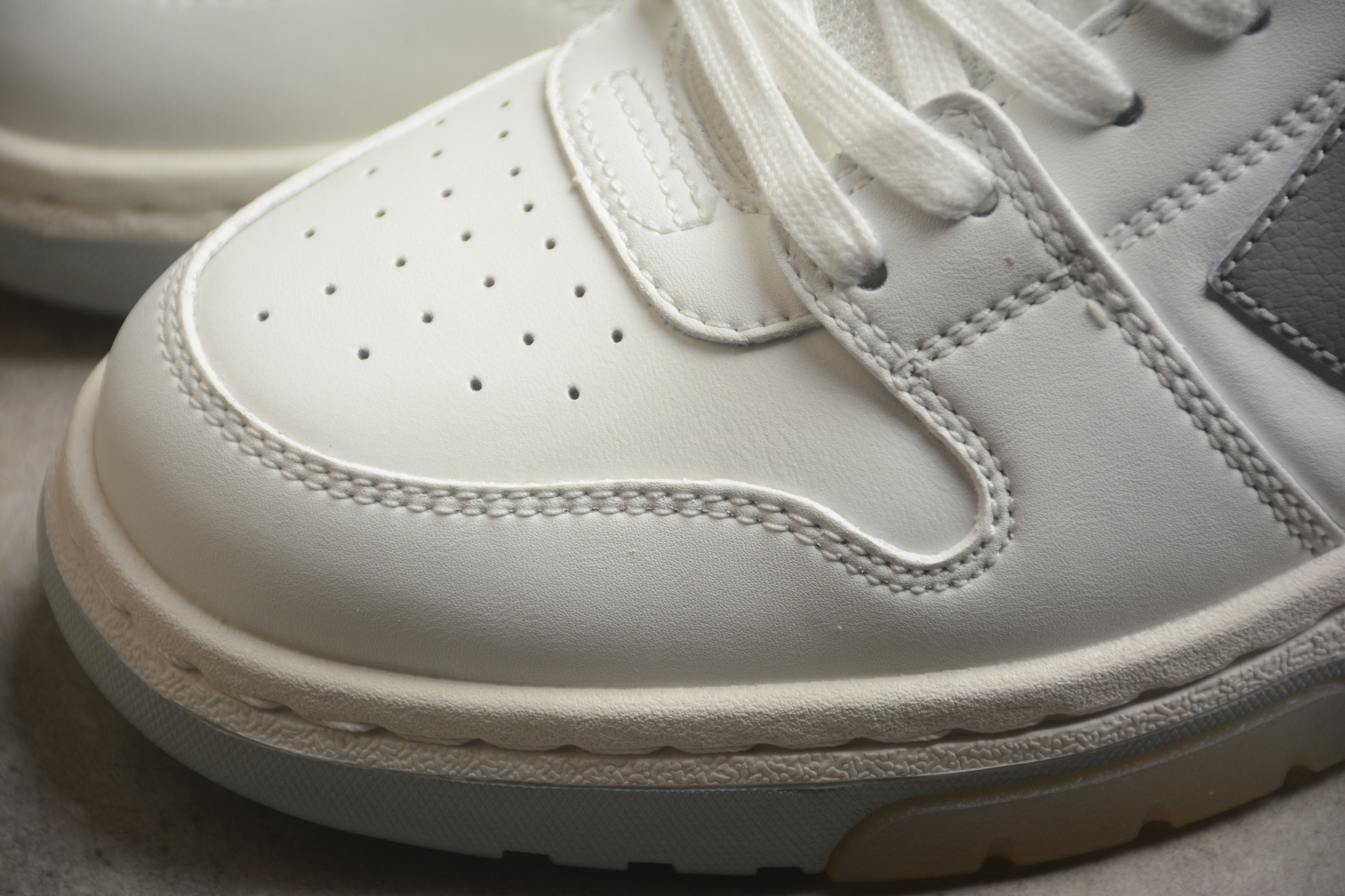 Off-White – Blanco / Gris