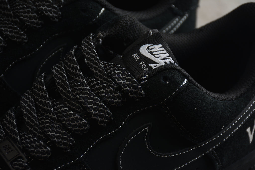 Air Force 1 Low – Negro con Detalles Blancos