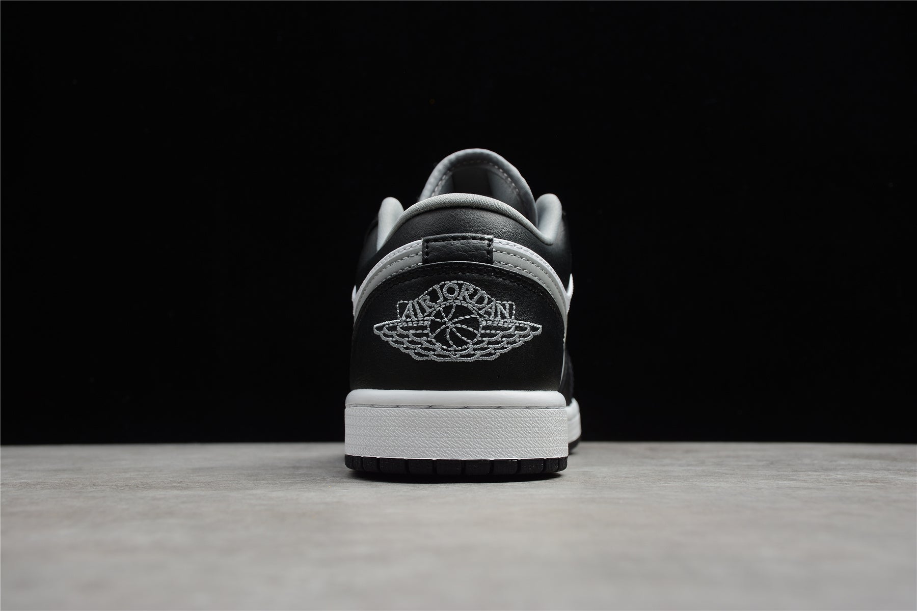 Jordan 1 Low – Negro / Blanco / Gris