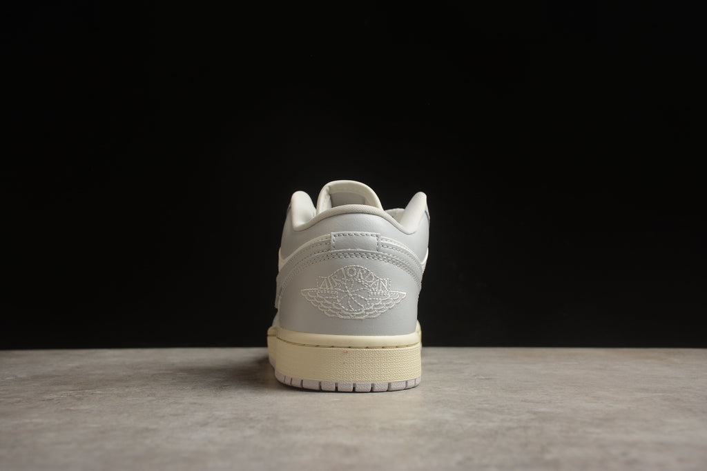 Jordan 1 Low – Beige Claro / Blanco