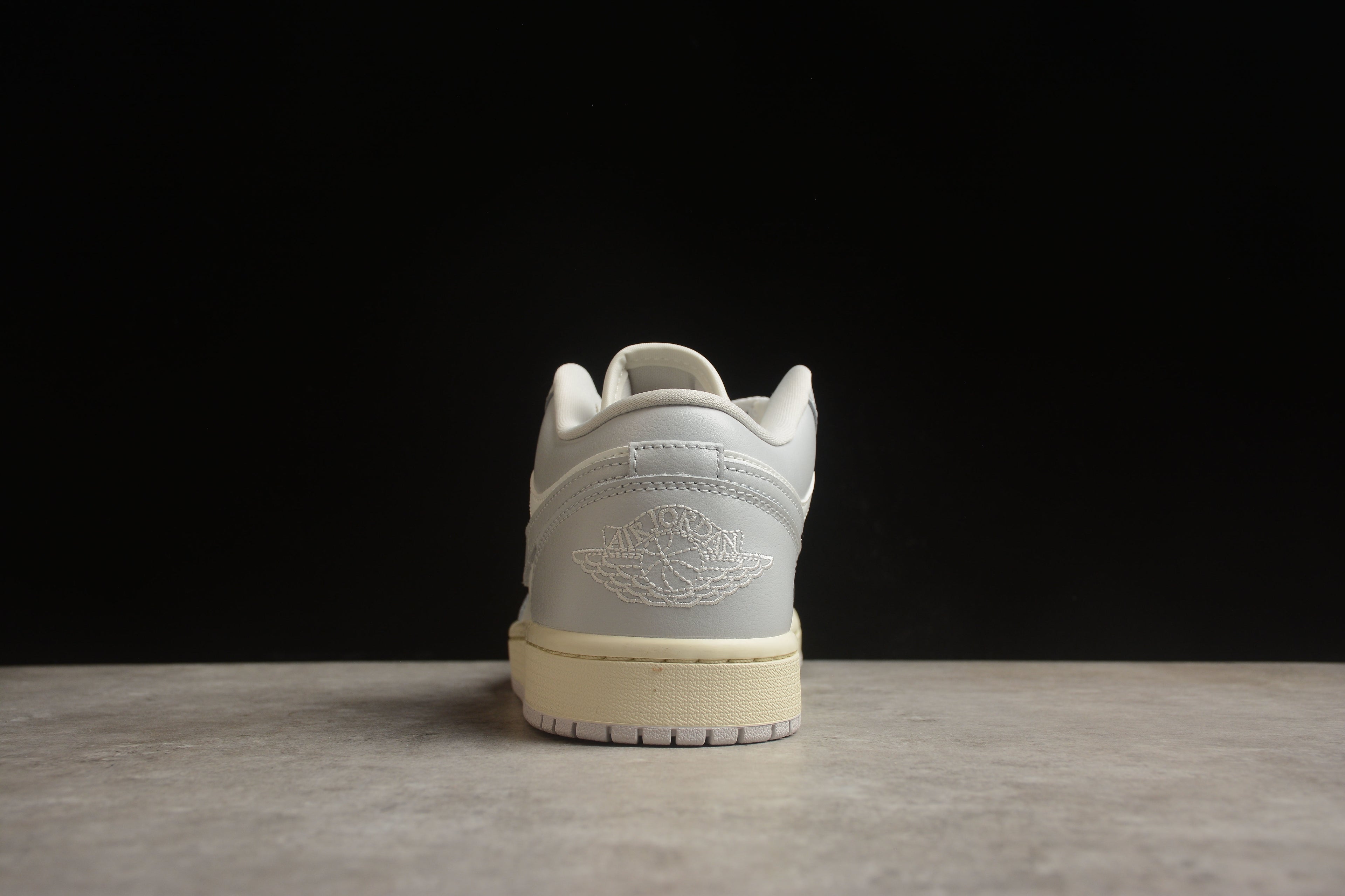 Jordan 1 Low – Beige Claro / Blanco