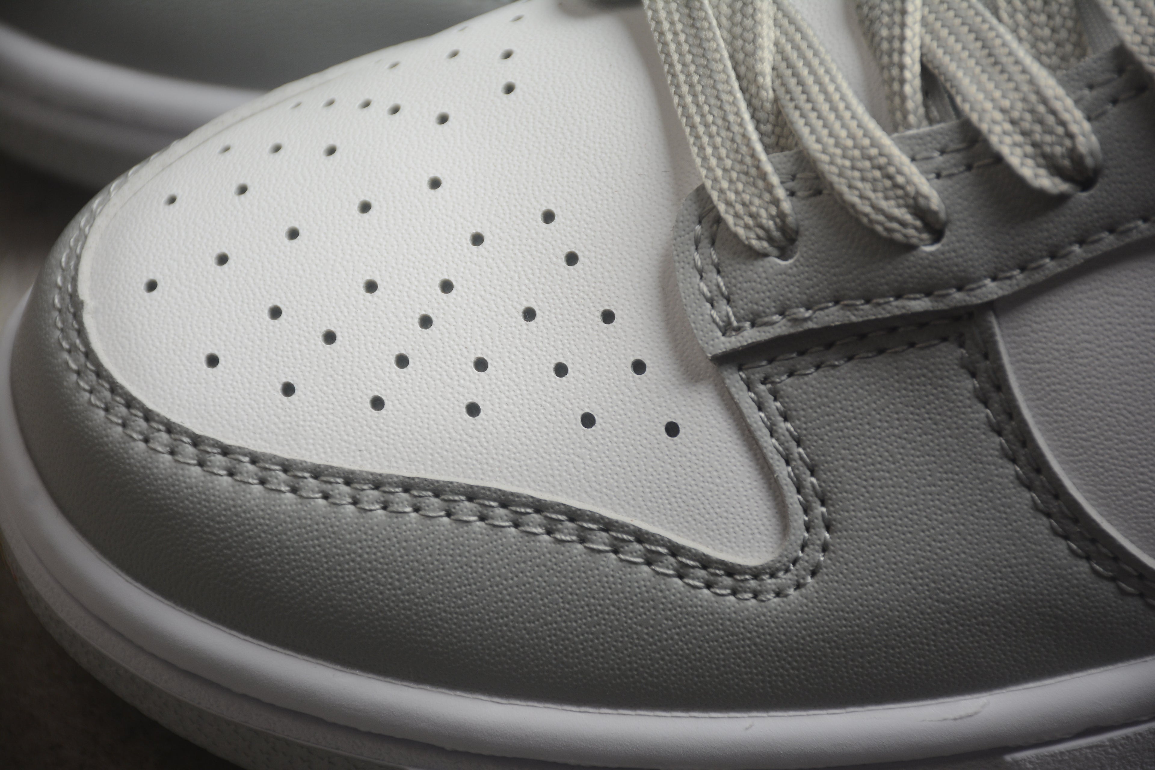 Dunk SB – Gris / Blanco