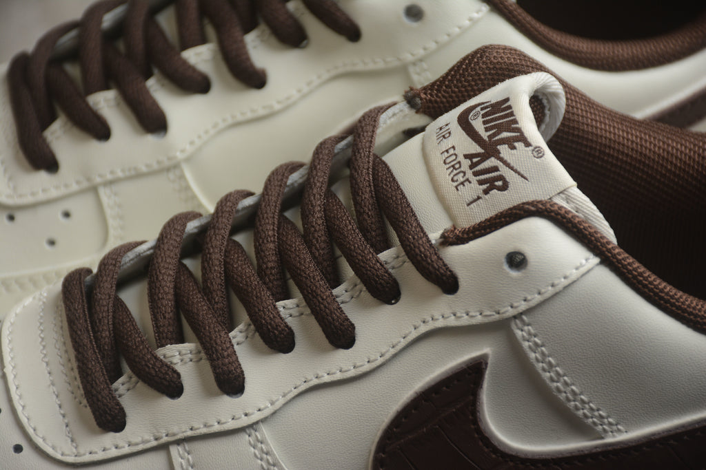 Nike Air Force 1 Low – Blanco / Marrón