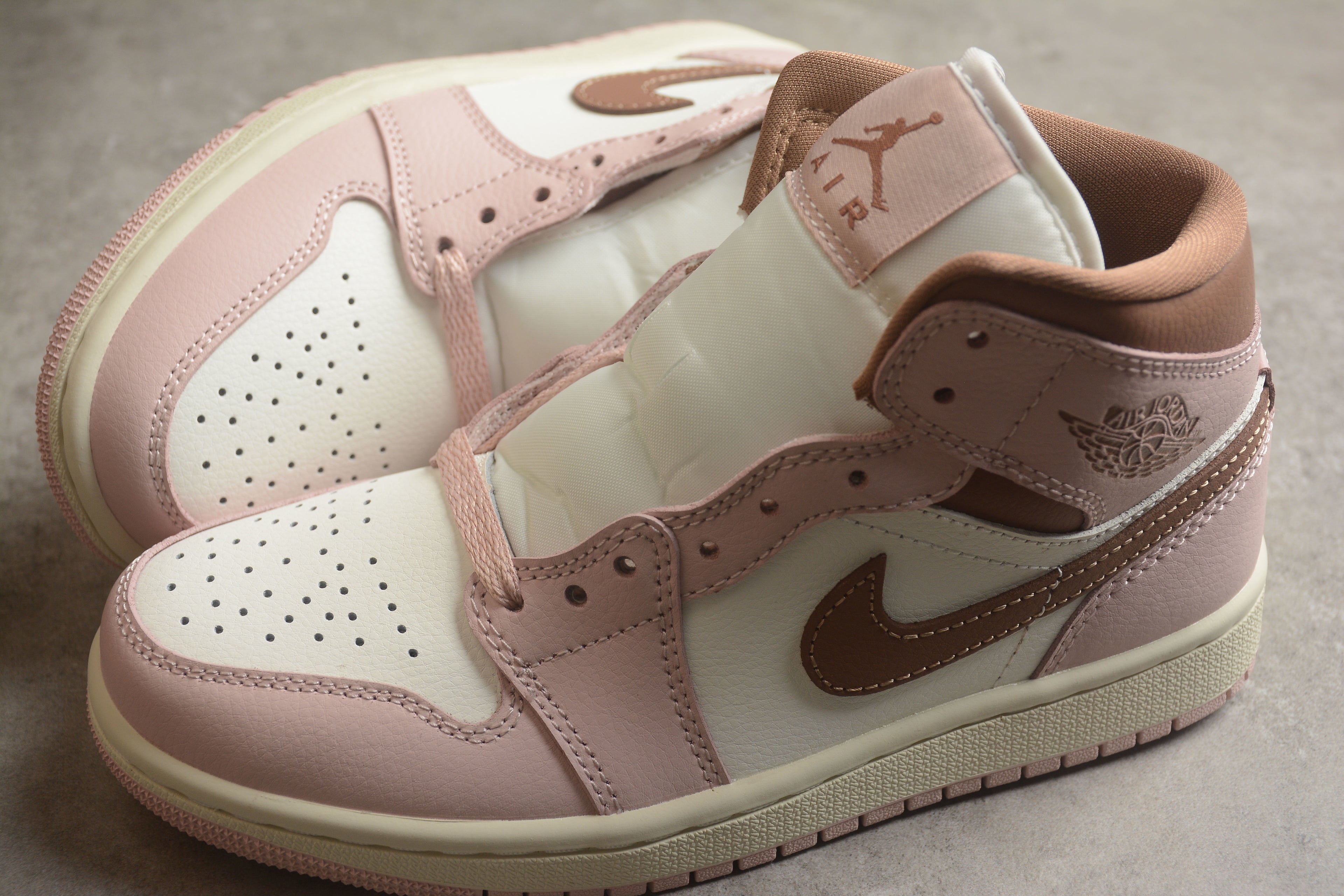 Air Jordan 1 Mid – Rosa / Blanco