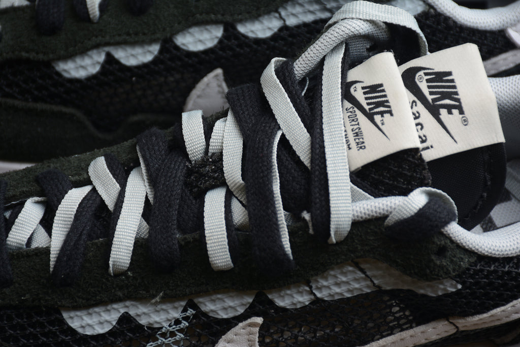 Sacai x VaporWaffle – Negro / Blanco