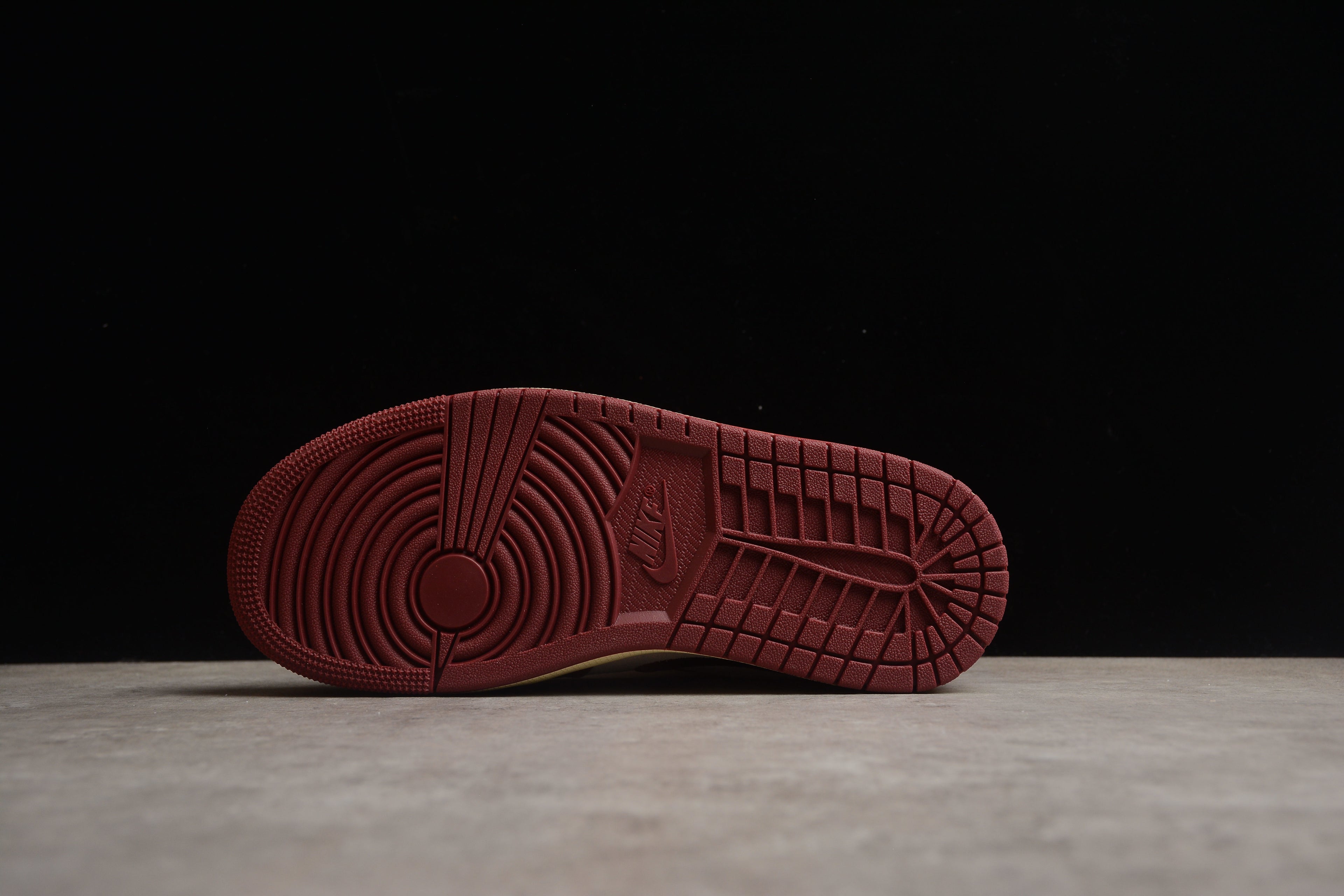 Air Jordan 1 Mid – Rojo / Beige