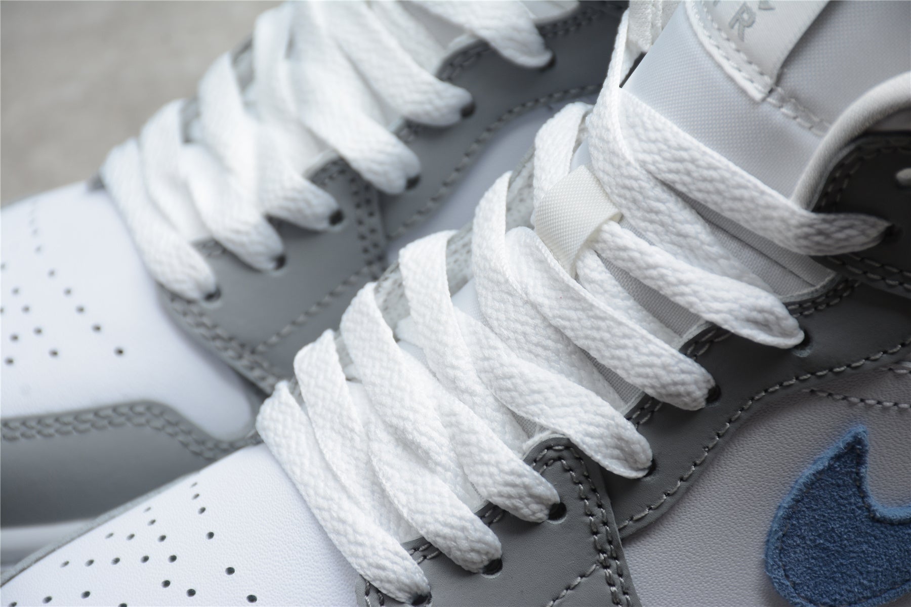 Air Jordan 1 Mid – Gris / Azul