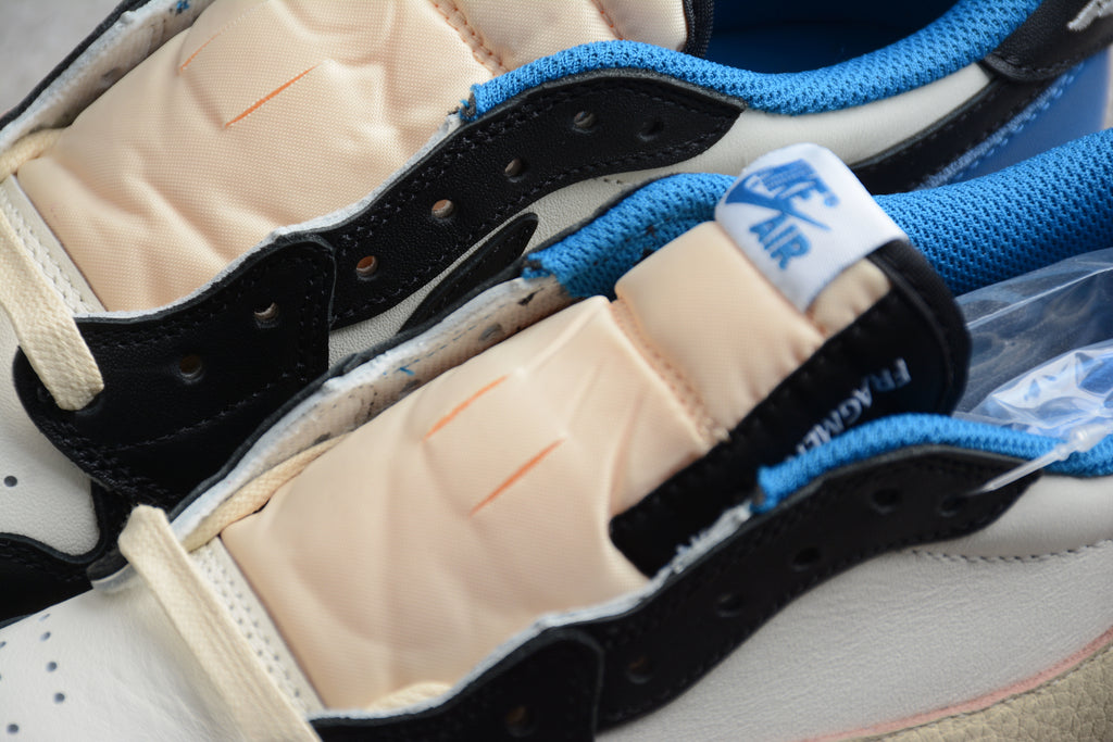 Travis Scott – Azul / Negro / Blanco