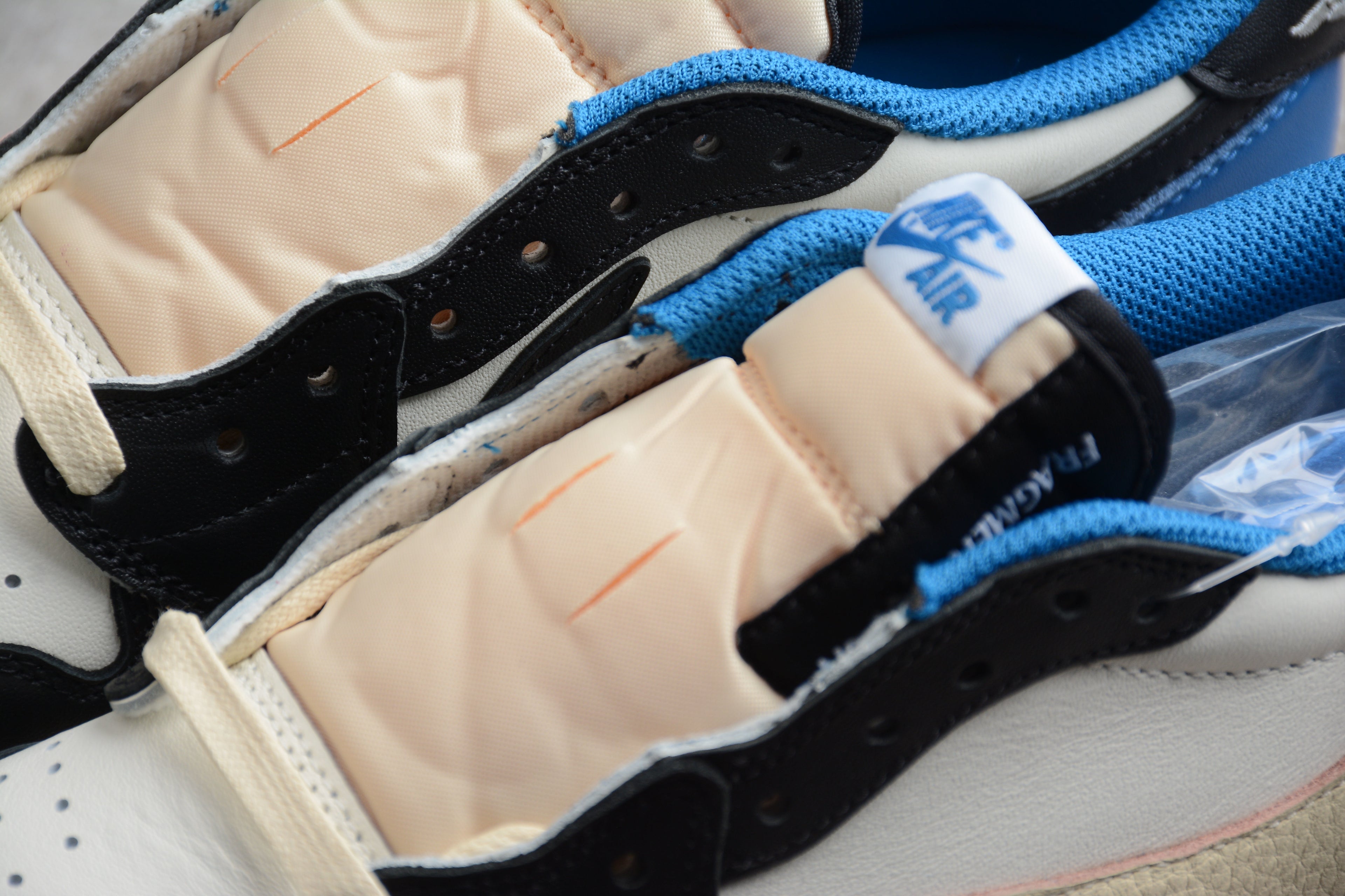 Travis Scott – Azul / Negro / Blanco