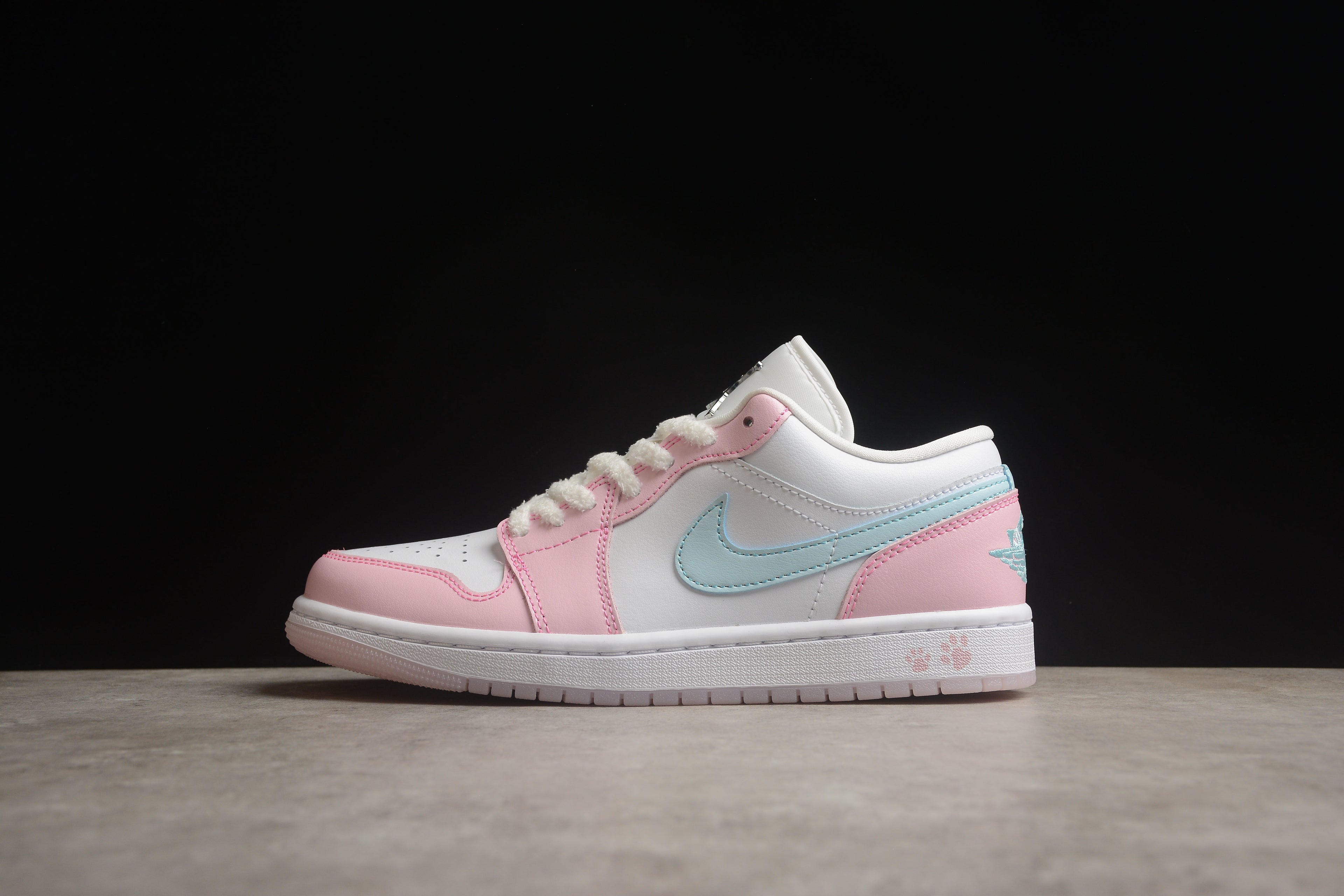 Jordan 1 Low – Rosa / Blanco / Azul