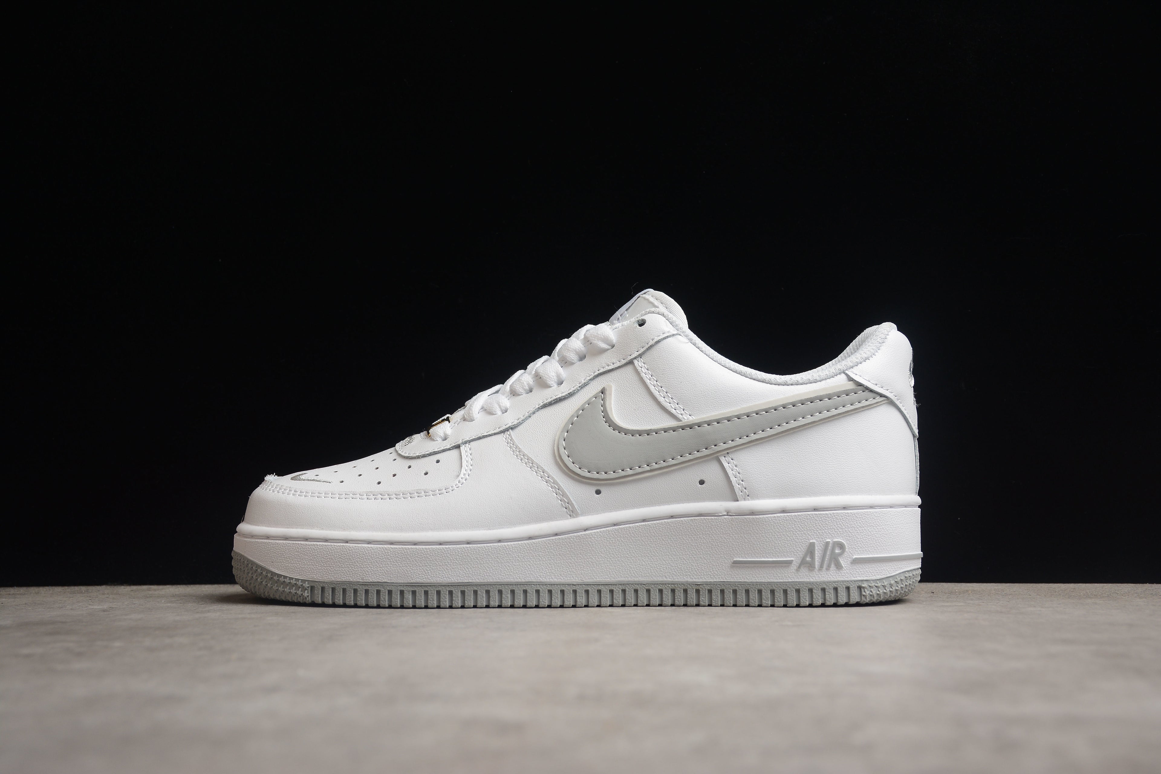Nike Air Force 1 Low – Blanco / Gris Claro